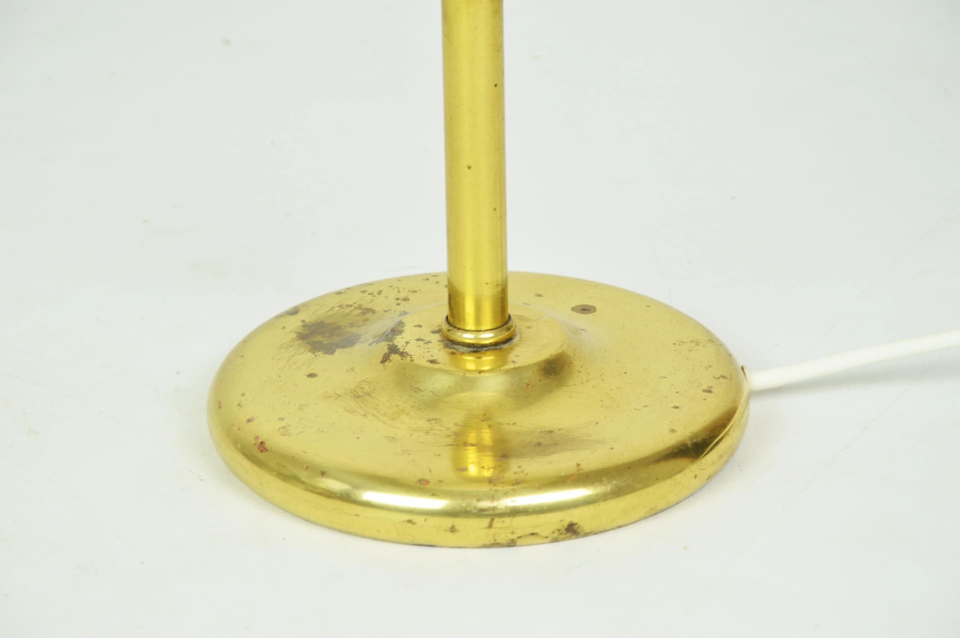 Lampa stołowa, szkło matowe, mosiądz złoty, Polska, lata 70. - 84331