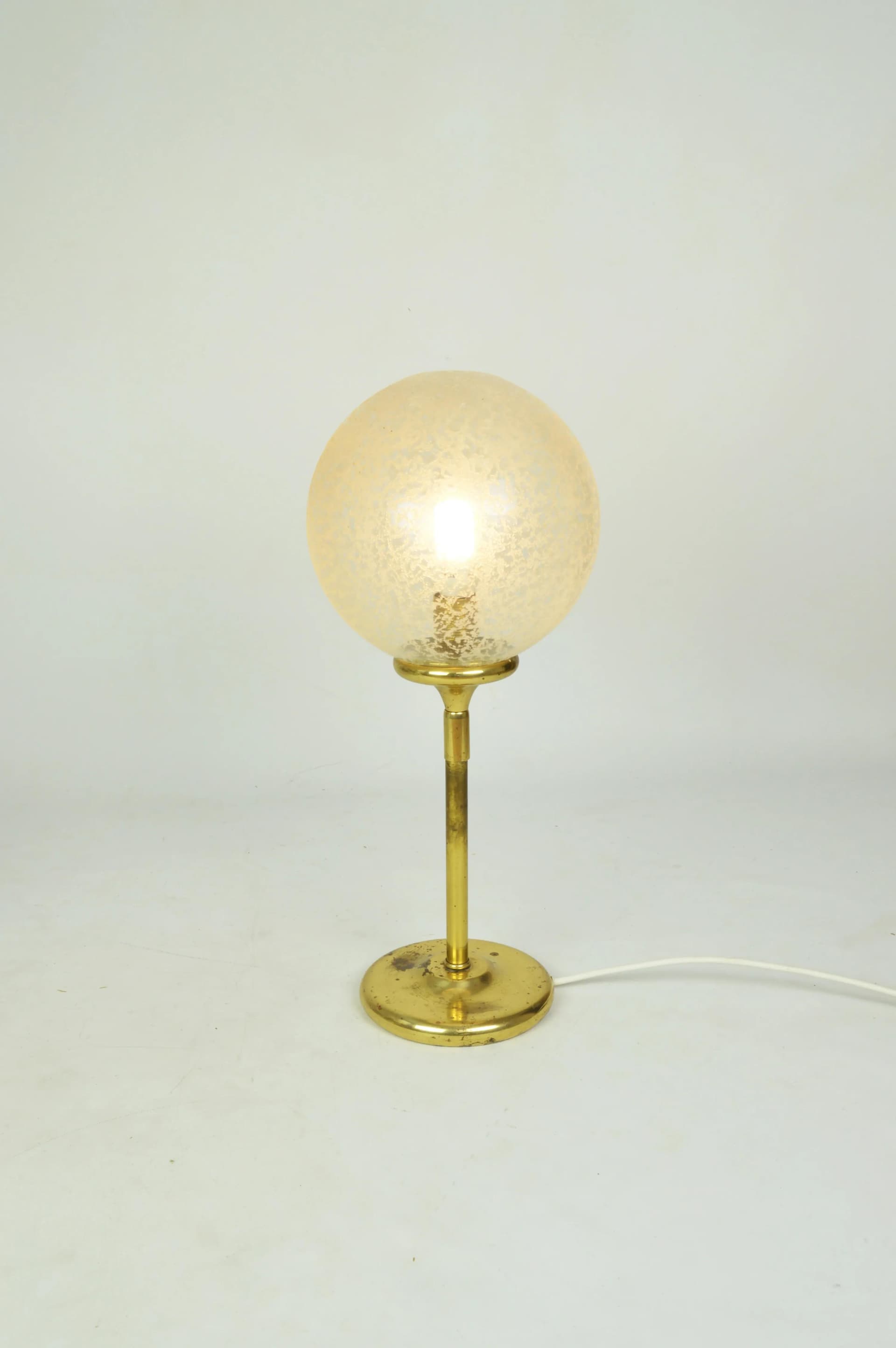 Lampa stołowa, szkło matowe, mosiądz złoty, Polska, lata 70. - 84332