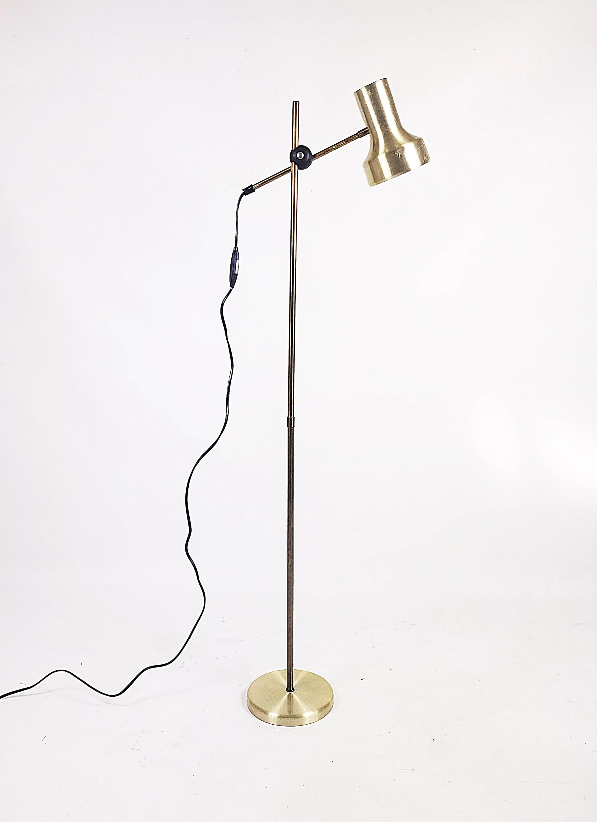 Lampa podłogowa, mosiądz satynowy, metal, Szwecja, lata 70. - 84270