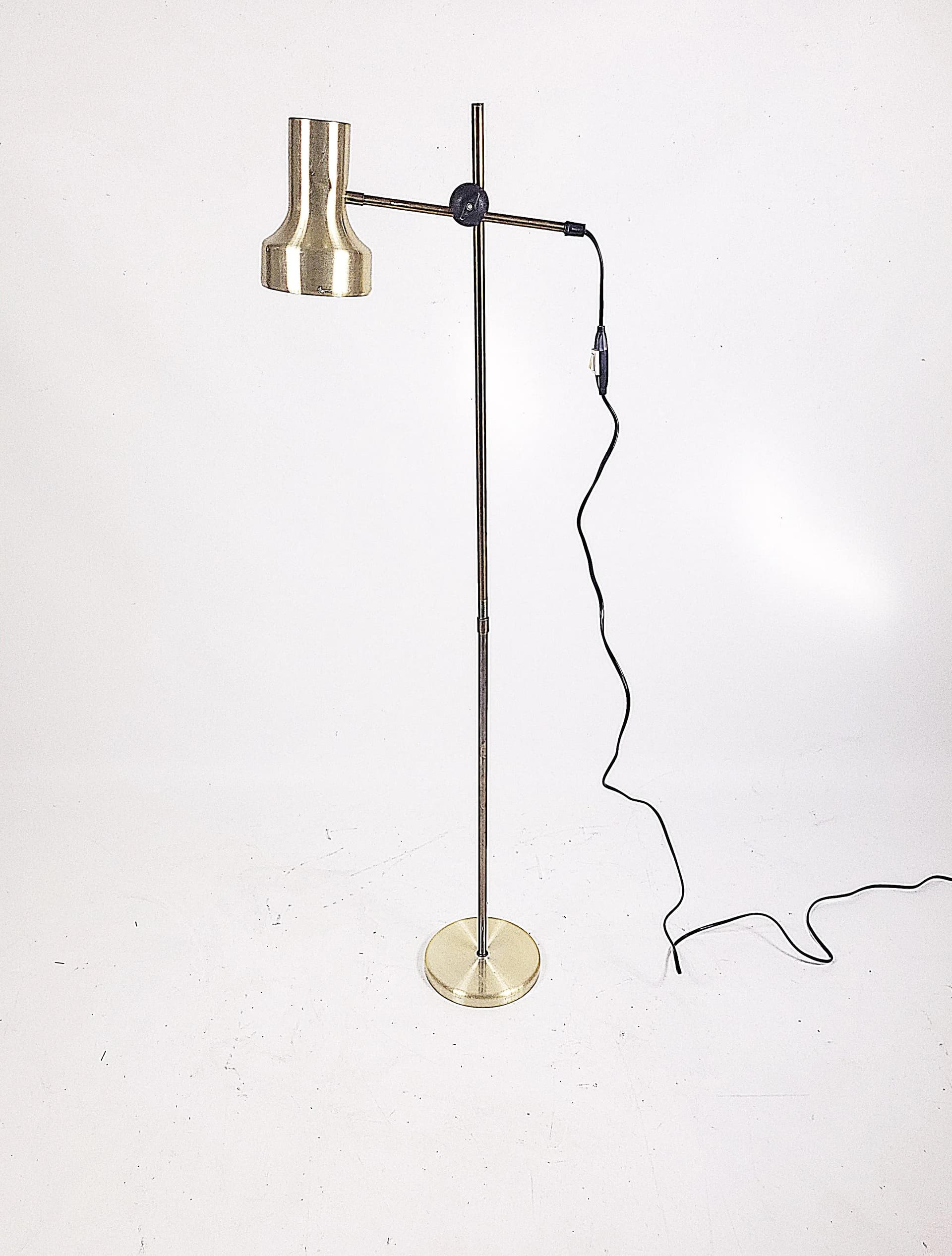 Lampa podłogowa, mosiądz satynowy, metal, Szwecja, lata 70. - 84266