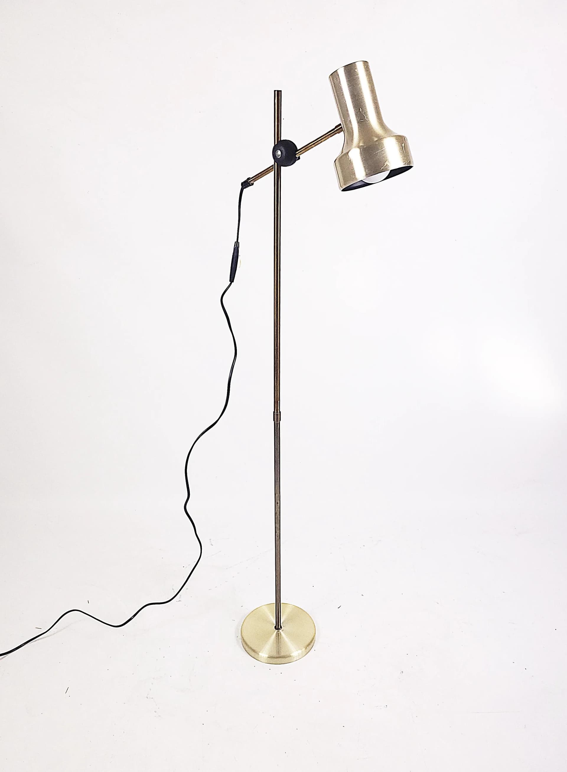 Lampa podłogowa, mosiądz satynowy, metal, Szwecja, lata 70. - 84264