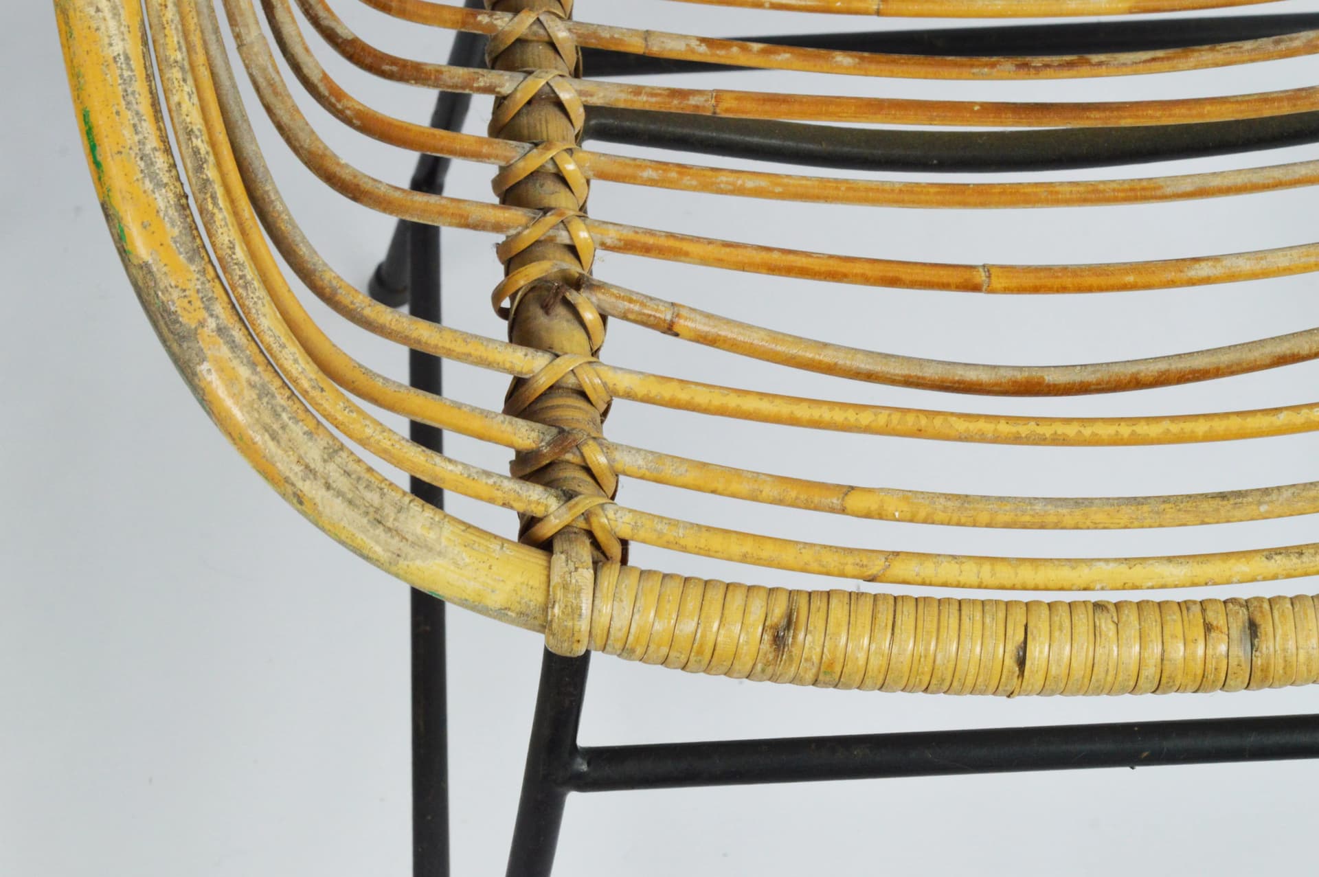 Para krzeseł, rattan żółty, metal czarny, Polska, lata 70. - 84129