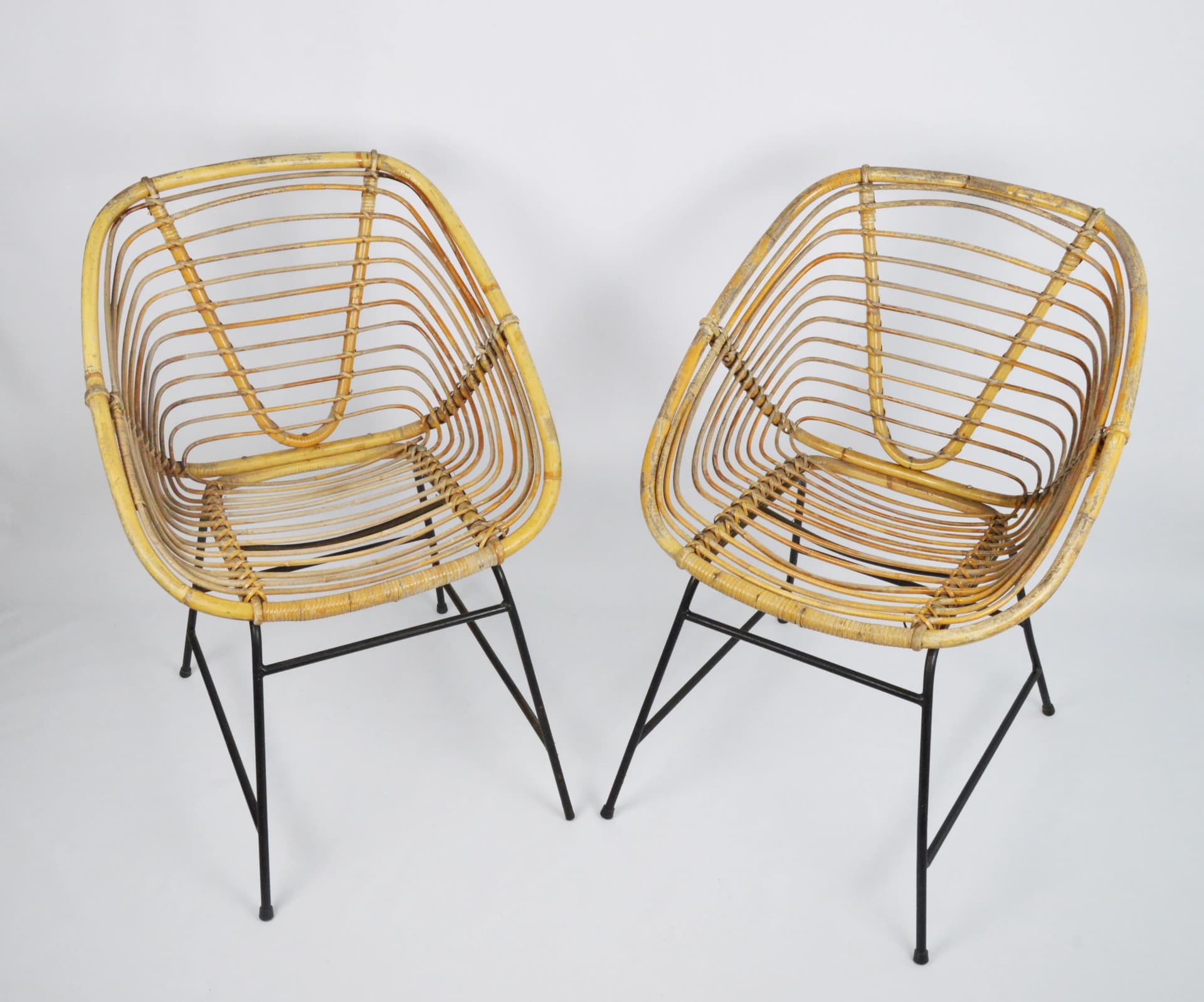 Para krzeseł, rattan żółty, metal czarny, Polska, lata 70. - 84122