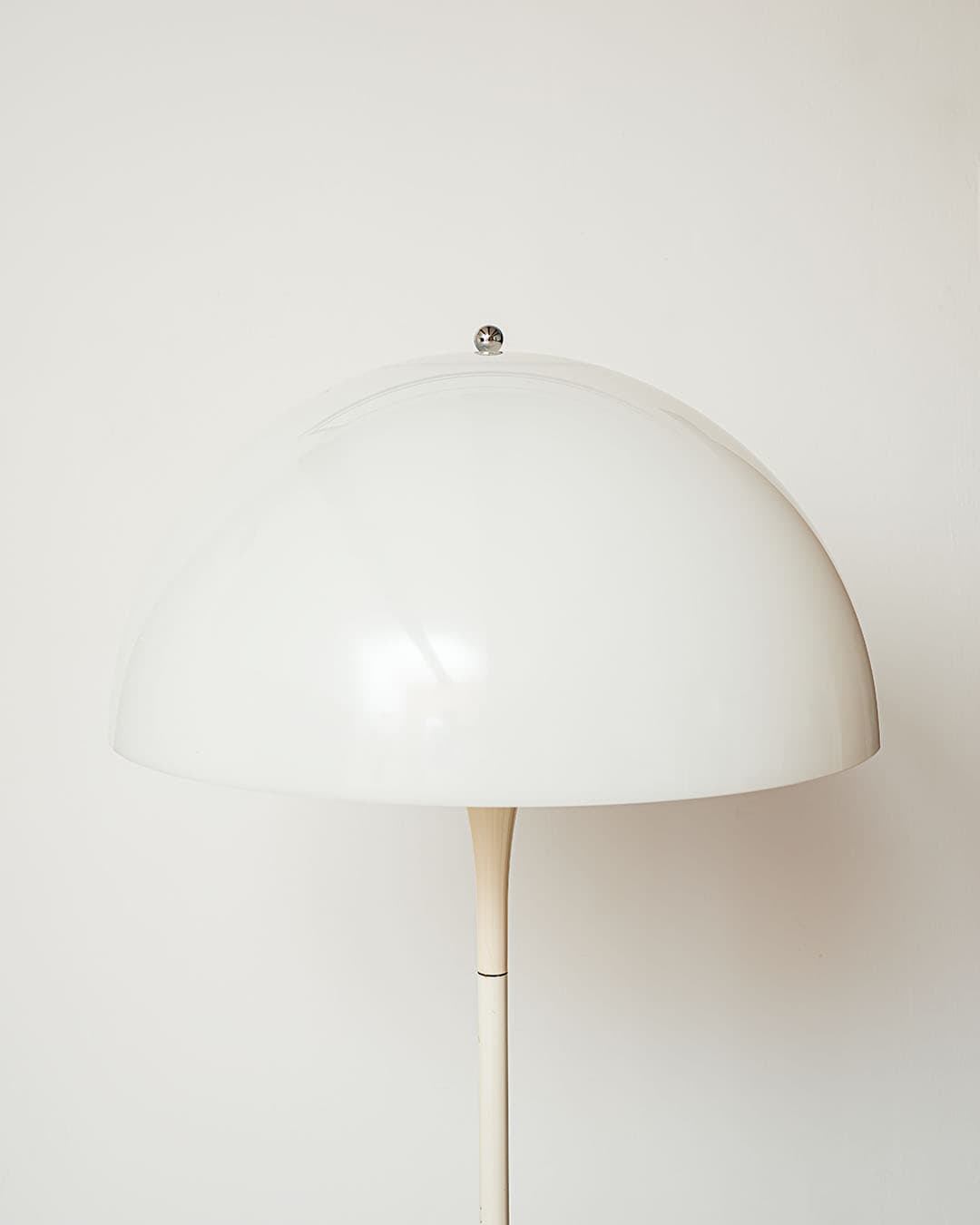 Lampa podłogowa Panthella, biały plastik, metal, proj. V. Panton, Louis Poulsen, Dania, lata 70. - 83559