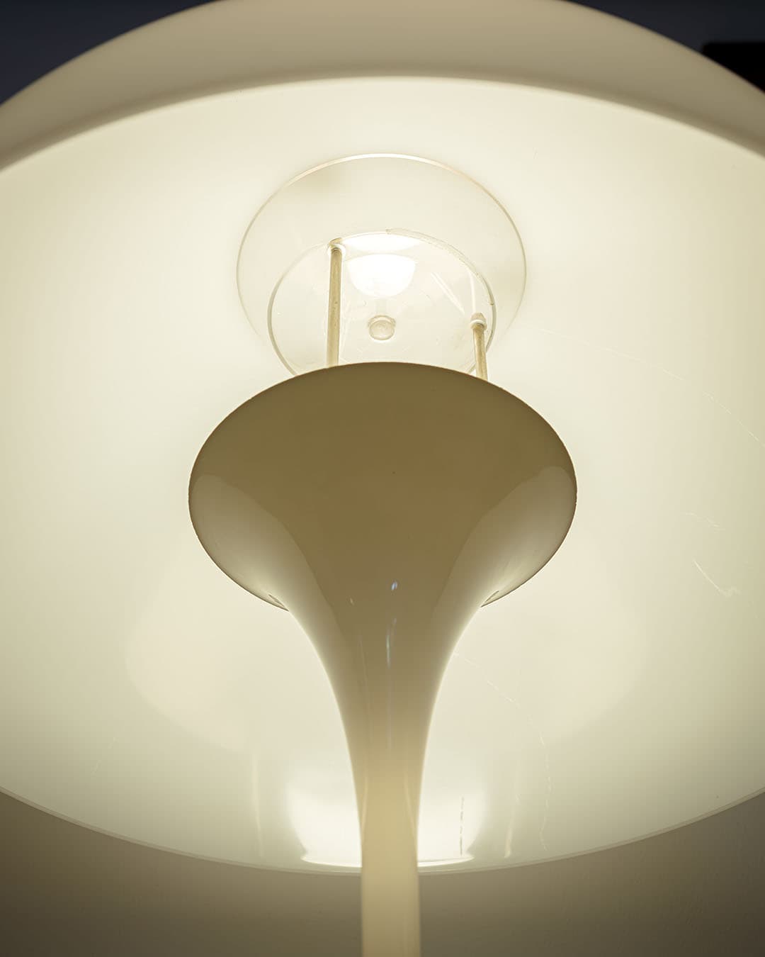 Lampa podłogowa Panthella, biały plastik, metal, proj. V. Panton, Louis Poulsen, Dania, lata 70. - 83565