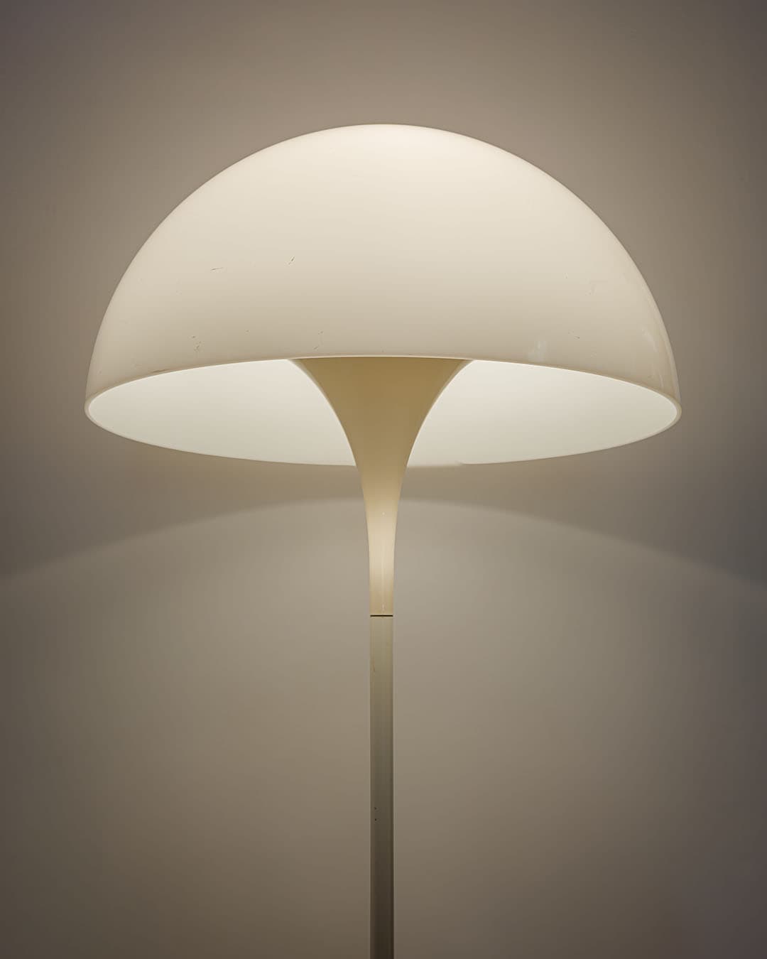 Lampa podłogowa Panthella, biały plastik, metal, proj. V. Panton, Louis Poulsen, Dania, lata 70. - 83562