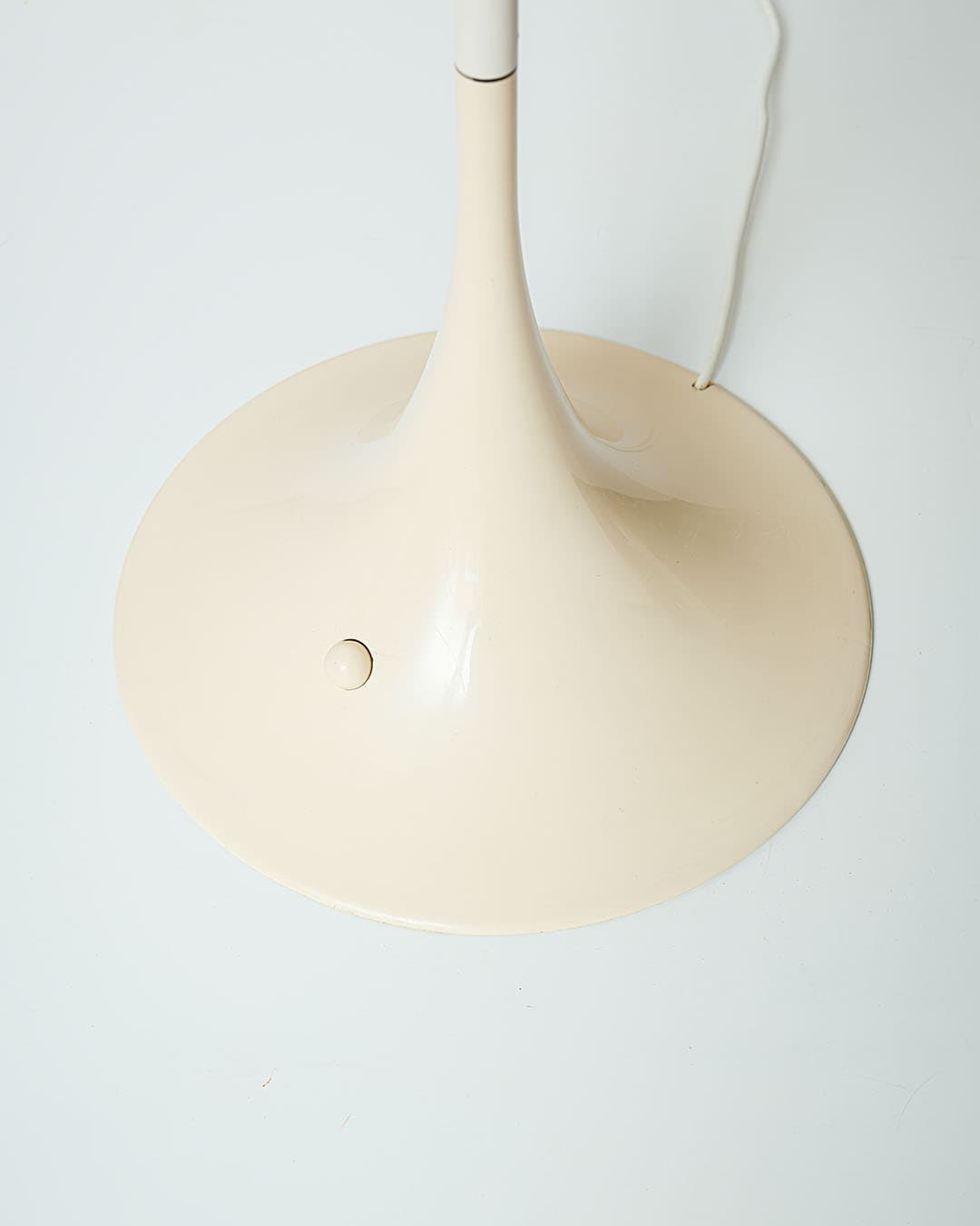 Lampa podłogowa Panthella, biały plastik, metal, proj. V. Panton, Louis Poulsen, Dania, lata 70. - 83558