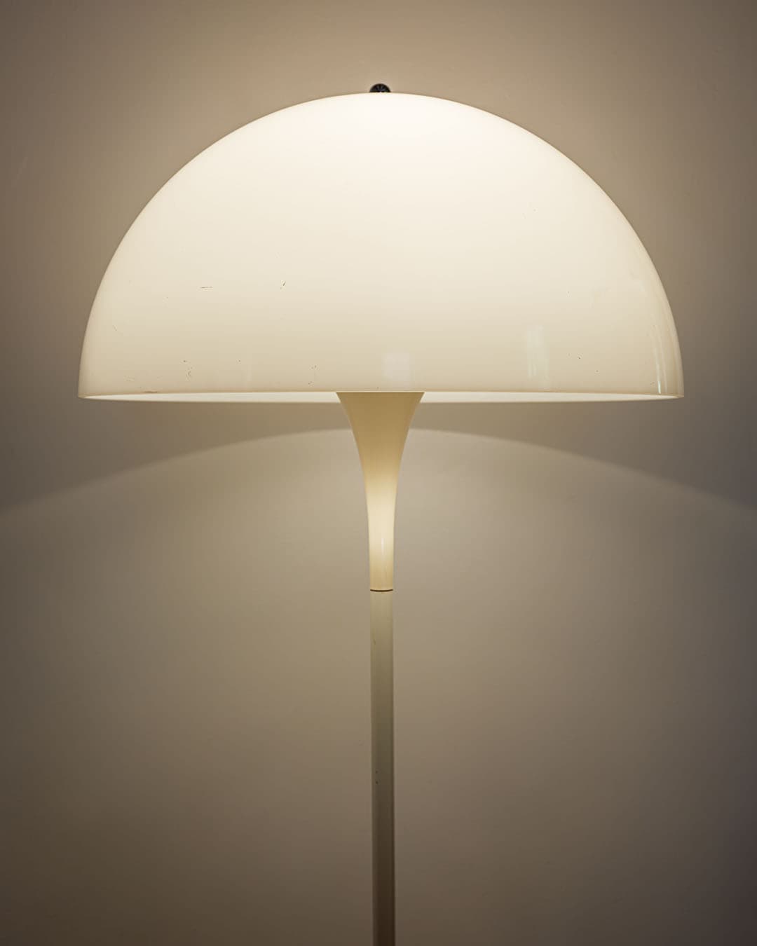 Lampa podłogowa Panthella, biały plastik, metal, proj. V. Panton, Louis Poulsen, Dania, lata 70. - 83561