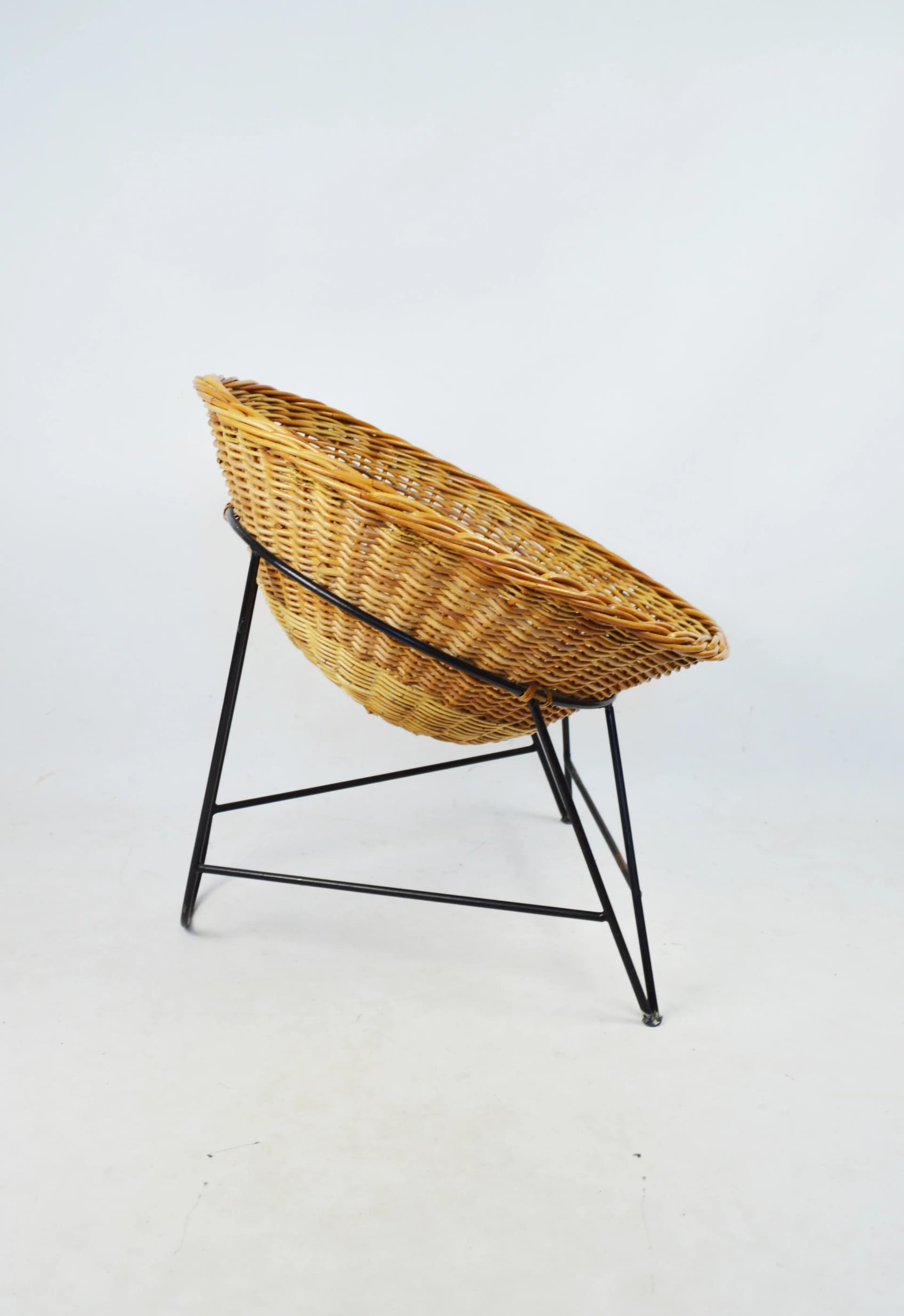 Fotel, brązowa wiklina, metal czarny, Polska, lata 70. - 83948
