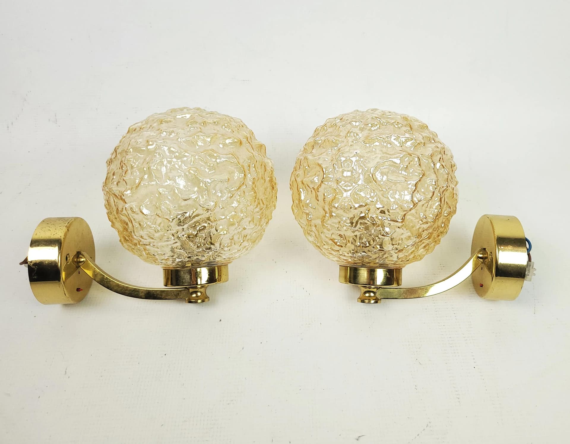 Pair of wall sconces, golden glass, 1970s. - 83755