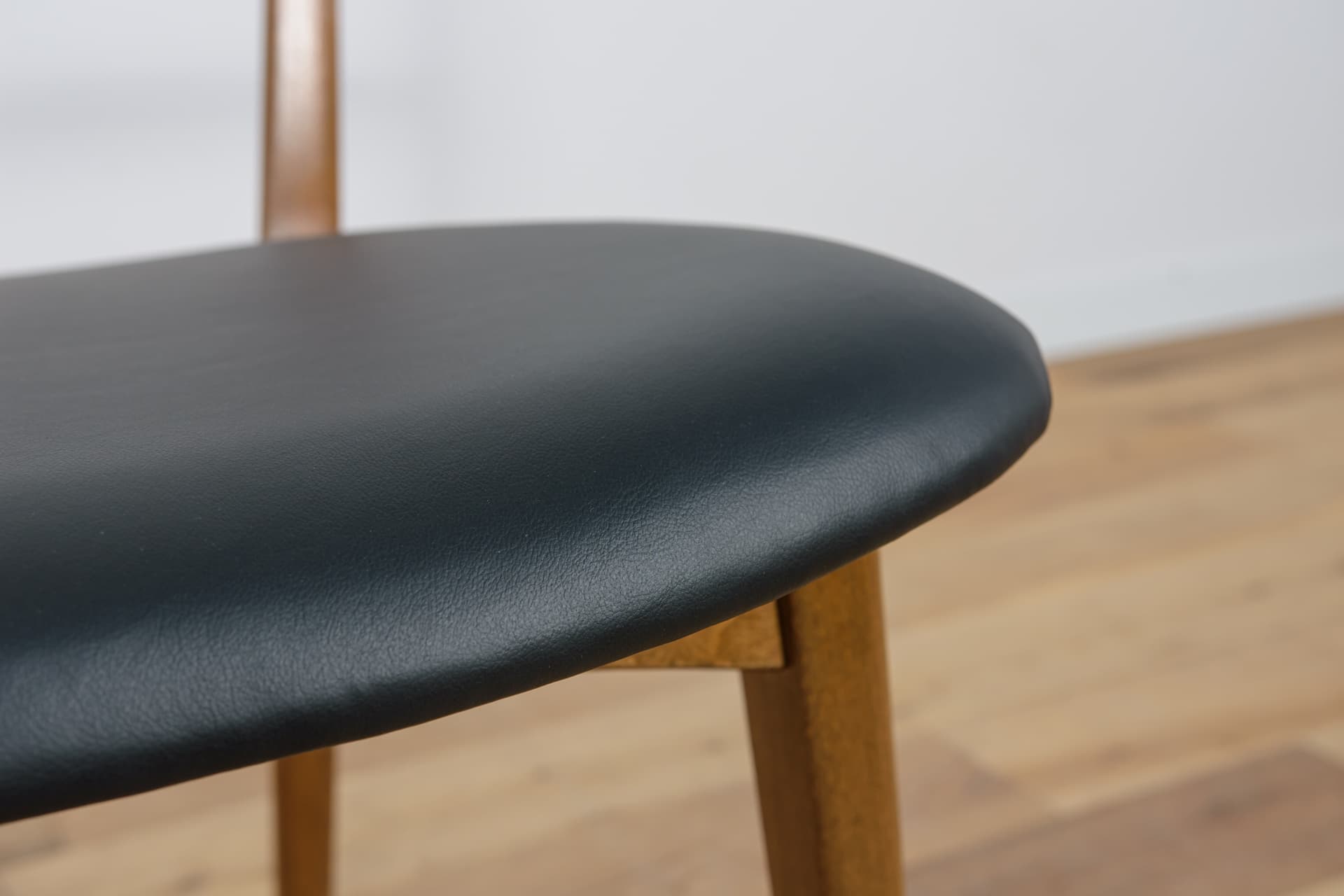 Komplet czterech krzeseł, proj. M. Grabiński, Swarzędzka Fabryka Mebli, Polska, lata 60. - 89284