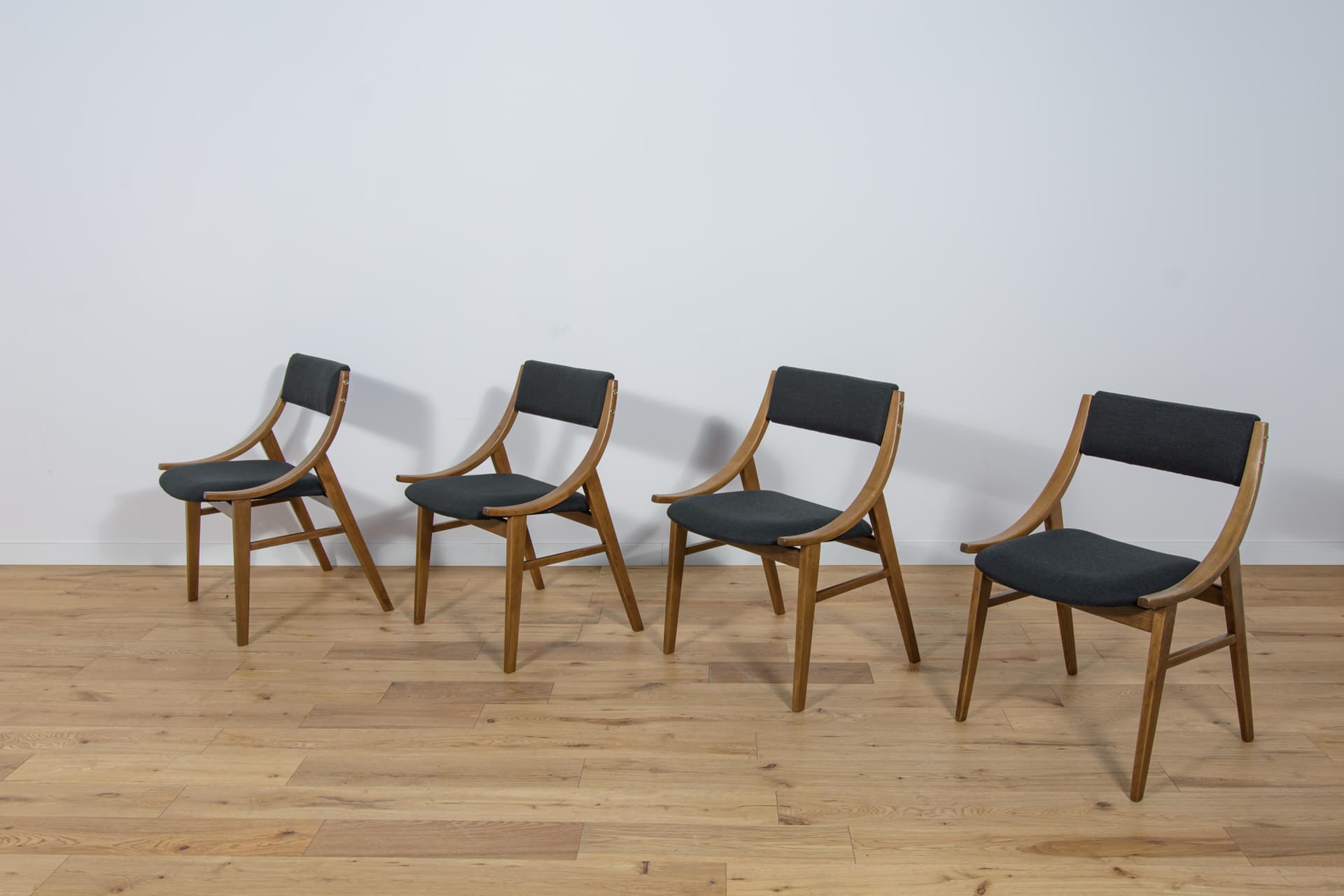 Komplet czterech krzeseł Skoczek, proj. J. Kędziorek, Zamojska Fabryka Mebli, Polska, lata 70. - 89310