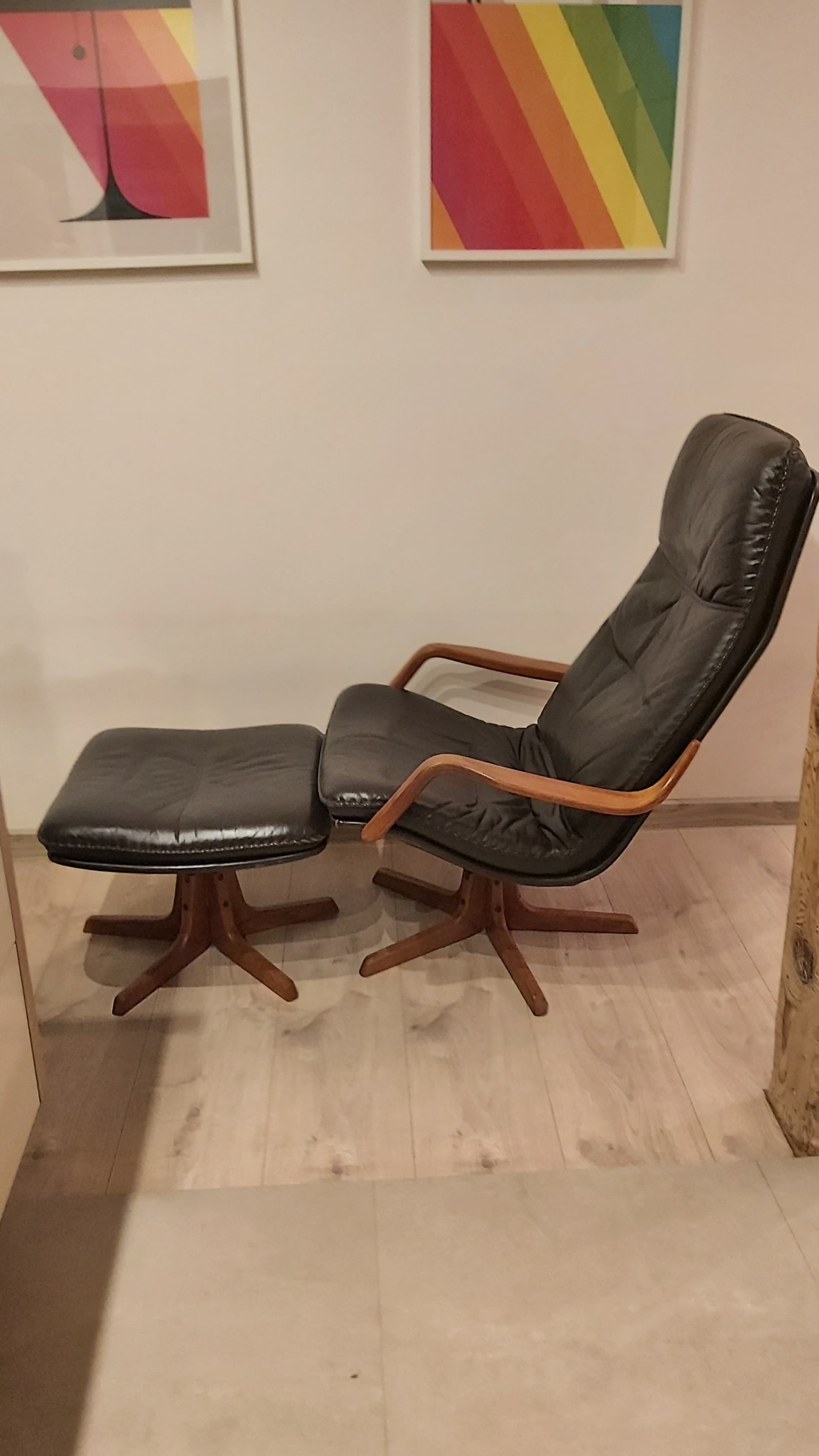 Komplet fotel obrotowy z podnóżkiem, skóra ciemnobrązowa, drewno orzech, Dania, lata 70. - 90291