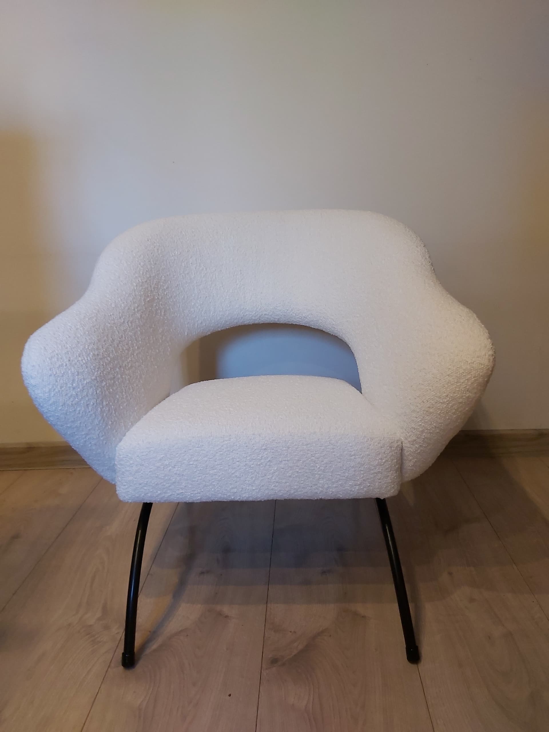 Fotel klubowy, bouclé biały, metal czarny, Polska, lata 60. - 90303