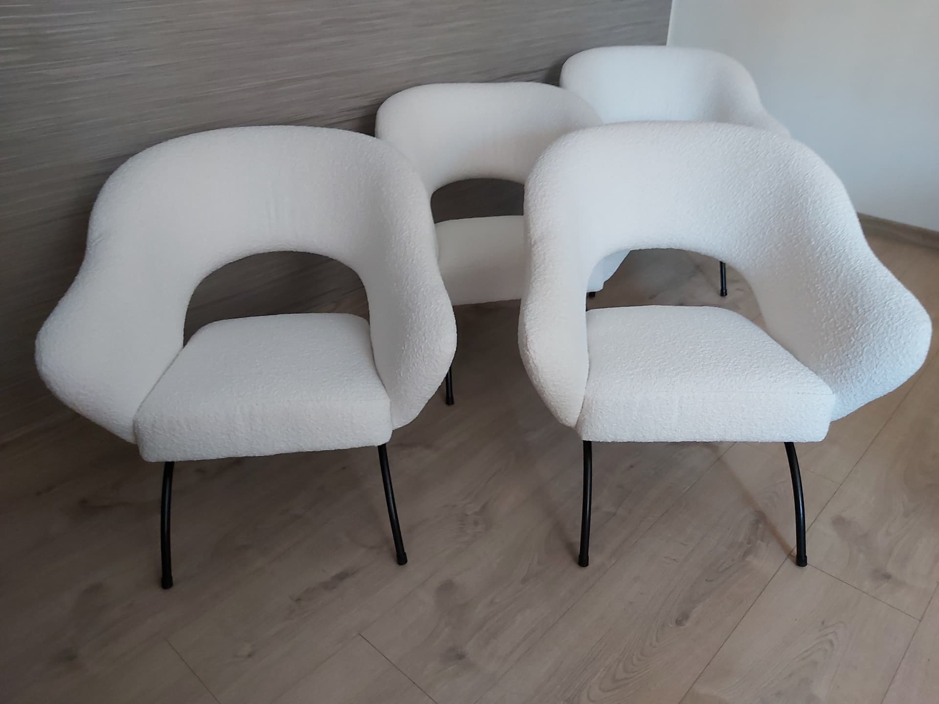 Fotel klubowy, bouclé biały, metal czarny, Polska, lata 60. - 90311