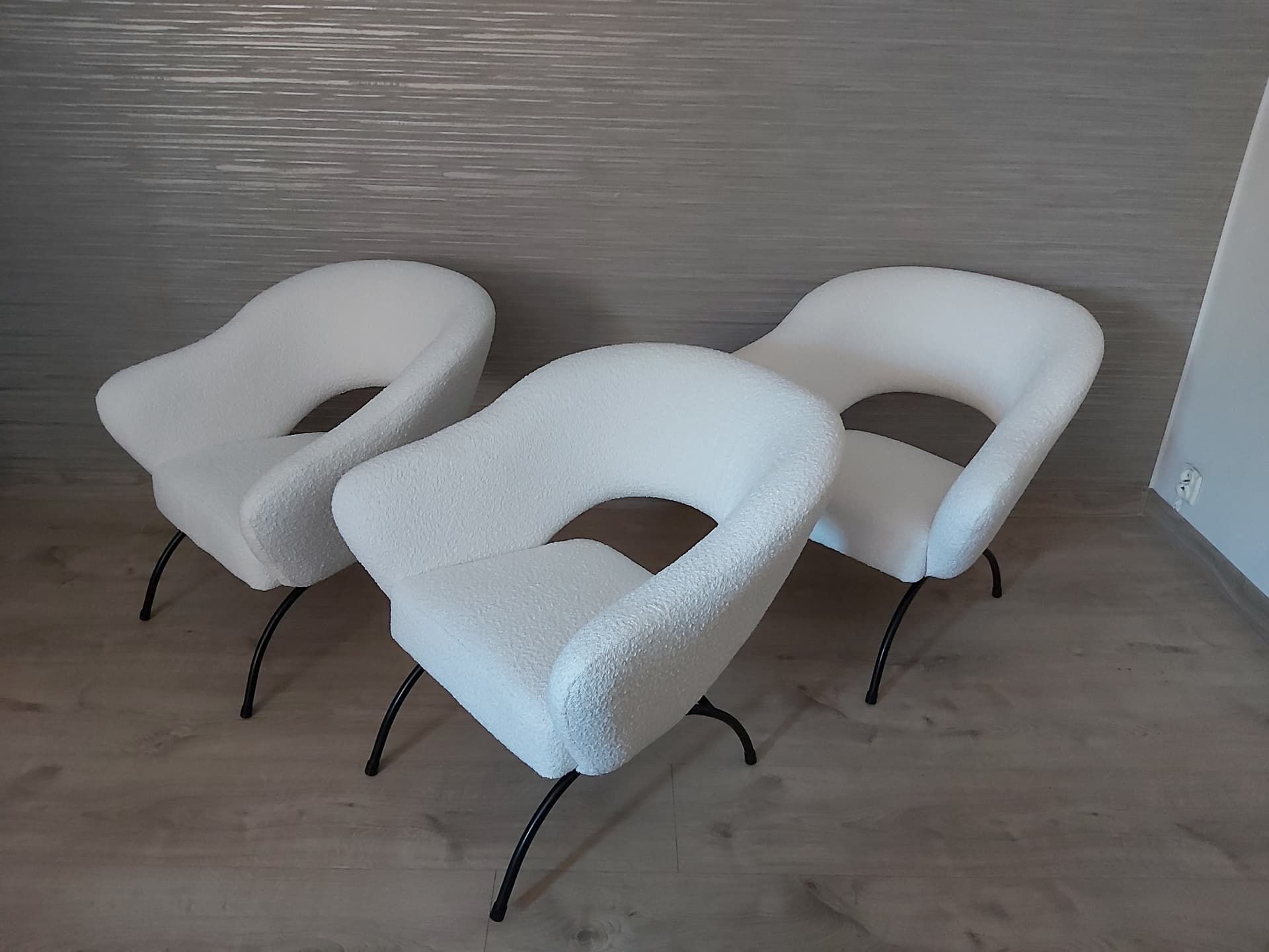 Fotel klubowy, bouclé biały, metal czarny, Polska, lata 60. - 90314