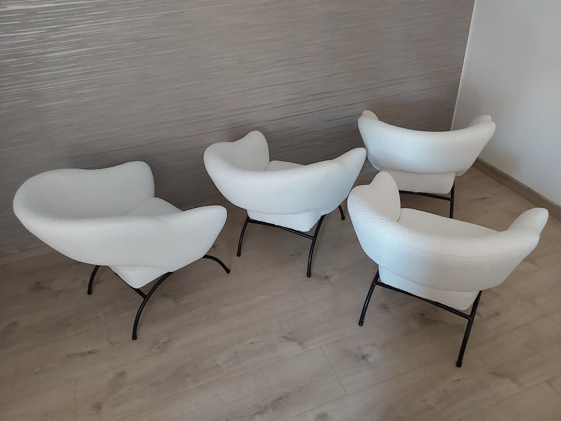 Fotel klubowy, bouclé biały, metal czarny, Polska, lata 60. - 90312