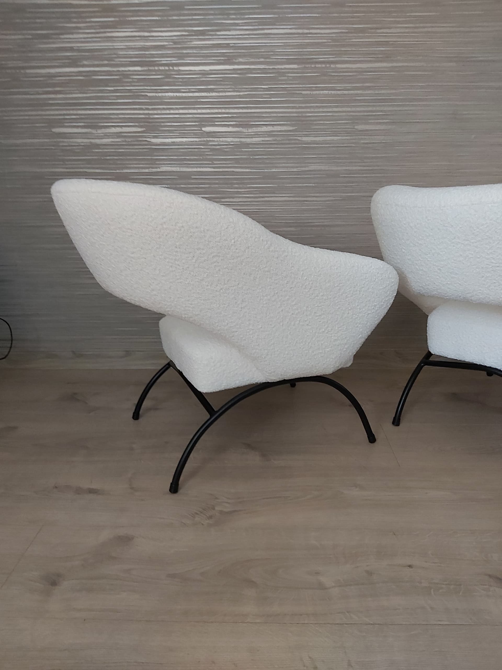 Fotel klubowy, bouclé biały, metal czarny, Polska, lata 60. - 90316