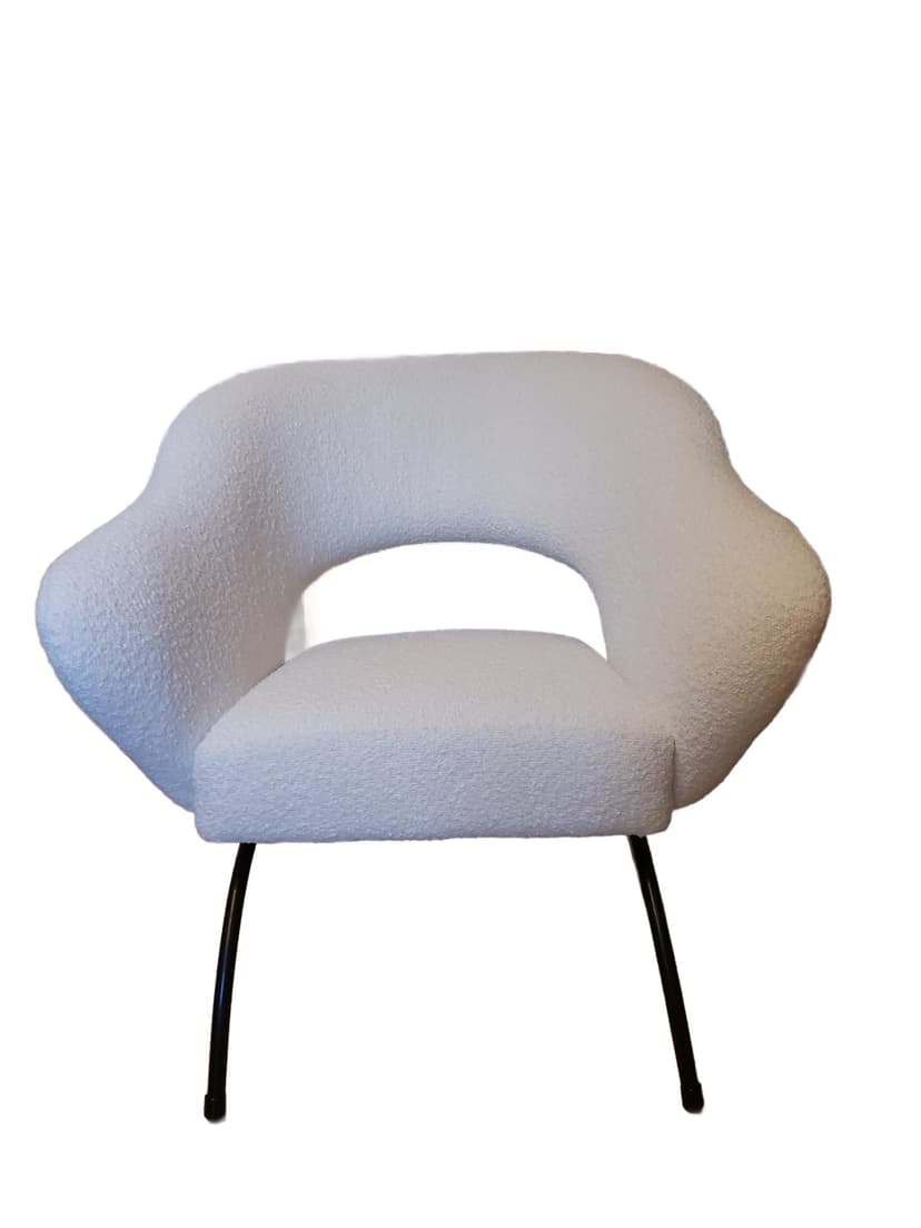 Fotel klubowy, bouclé biały, metal czarny, Polska, lata 60.