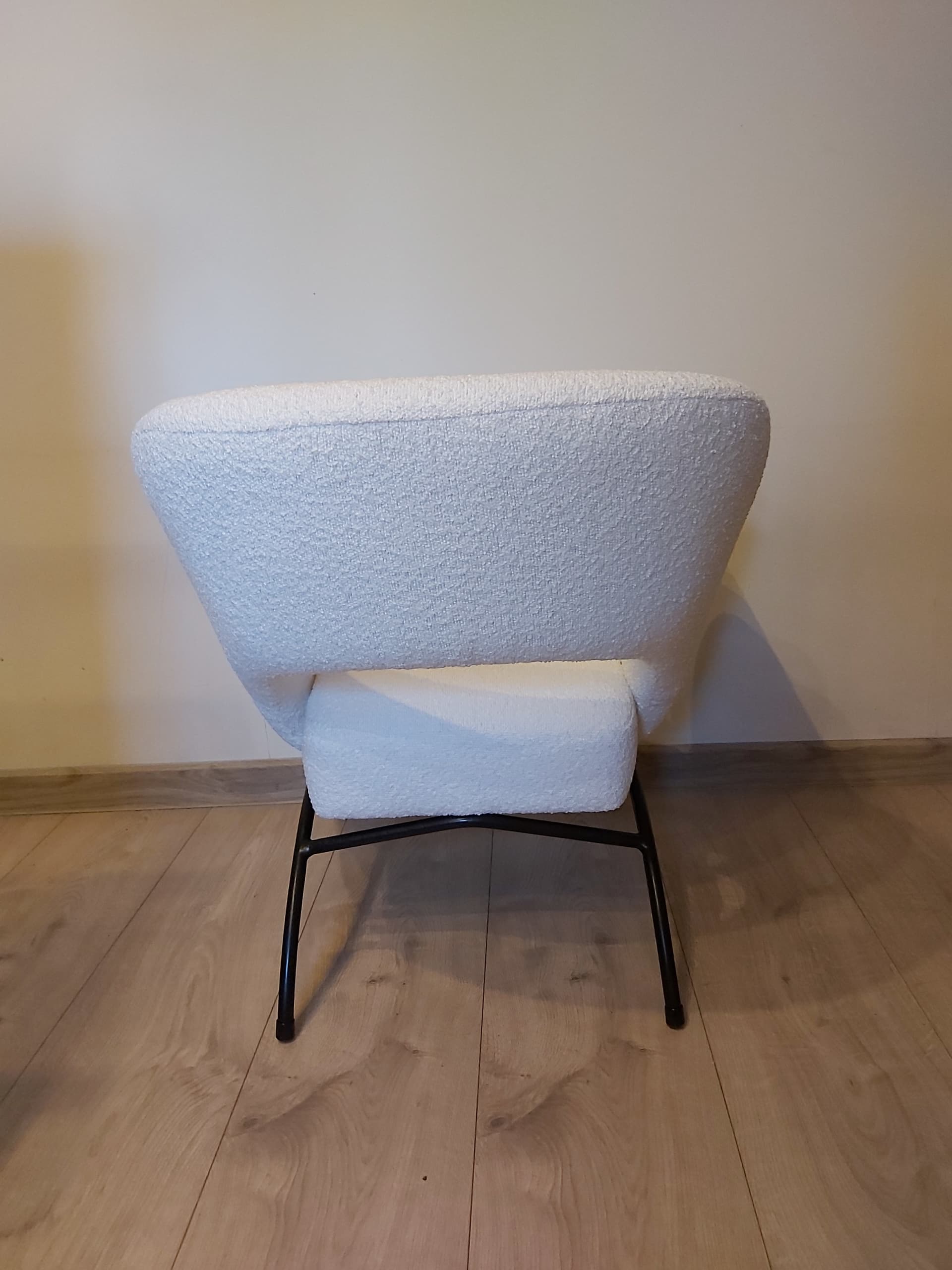Fotel klubowy, bouclé biały, metal czarny, Polska, lata 60. - 90309