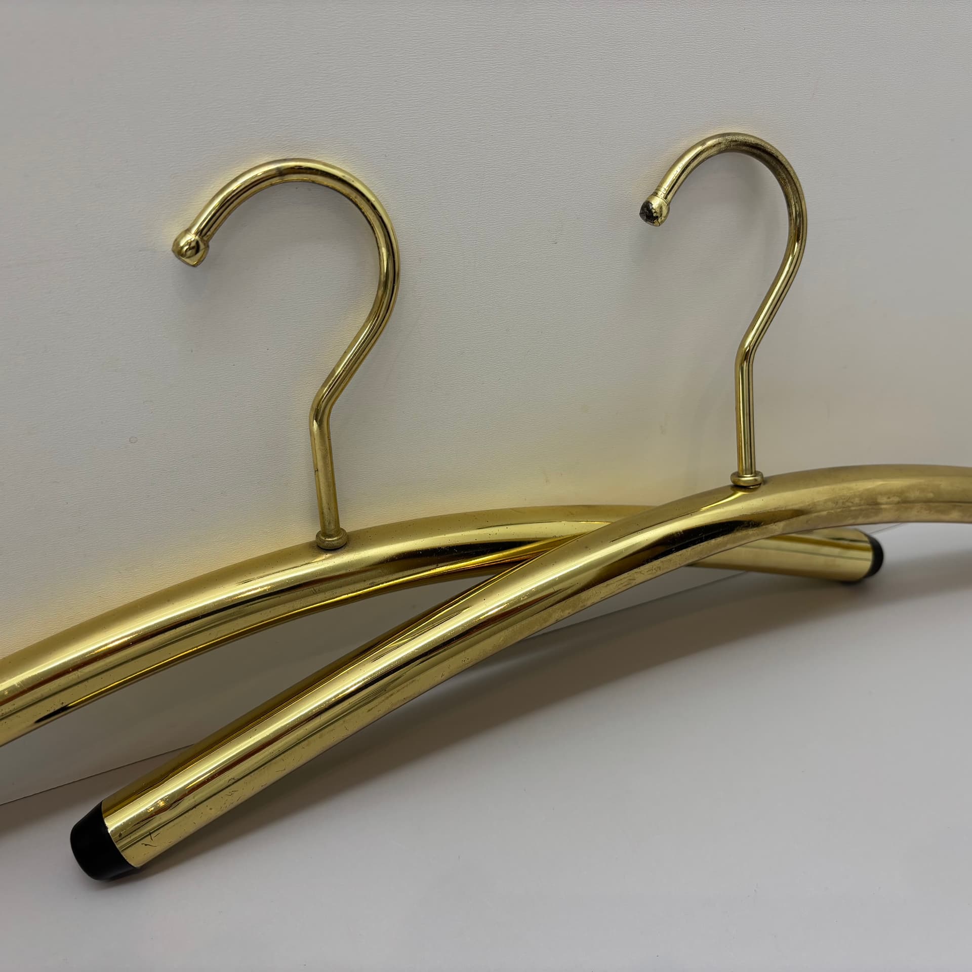 Para wieszaków, stal złocona, tworzywo czarne, Niemcy, lata 70. - 90830