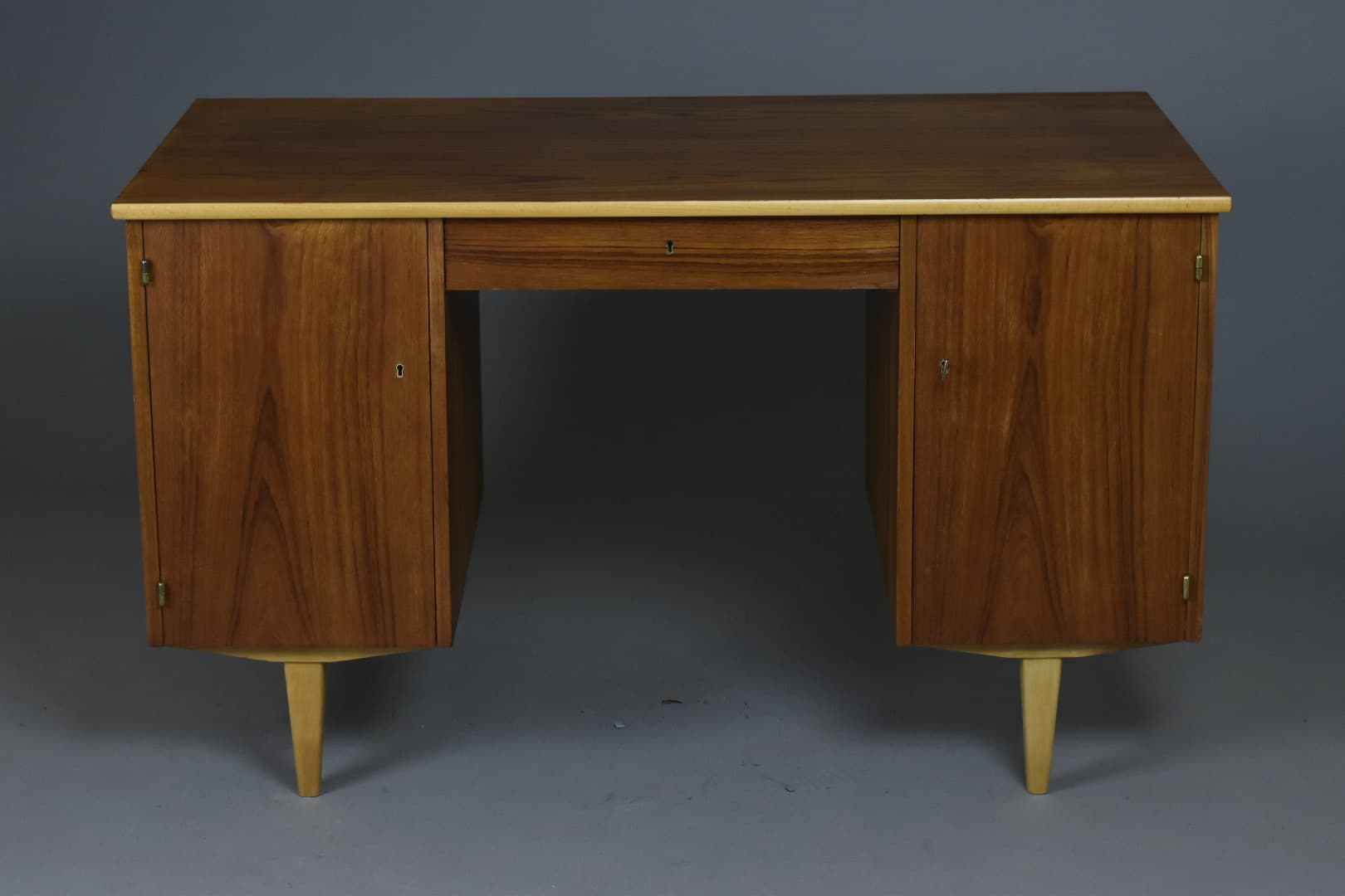 Biurko dwustronne, orzech brązowy, Bodafors, Szwecja, lata 50. - 91529