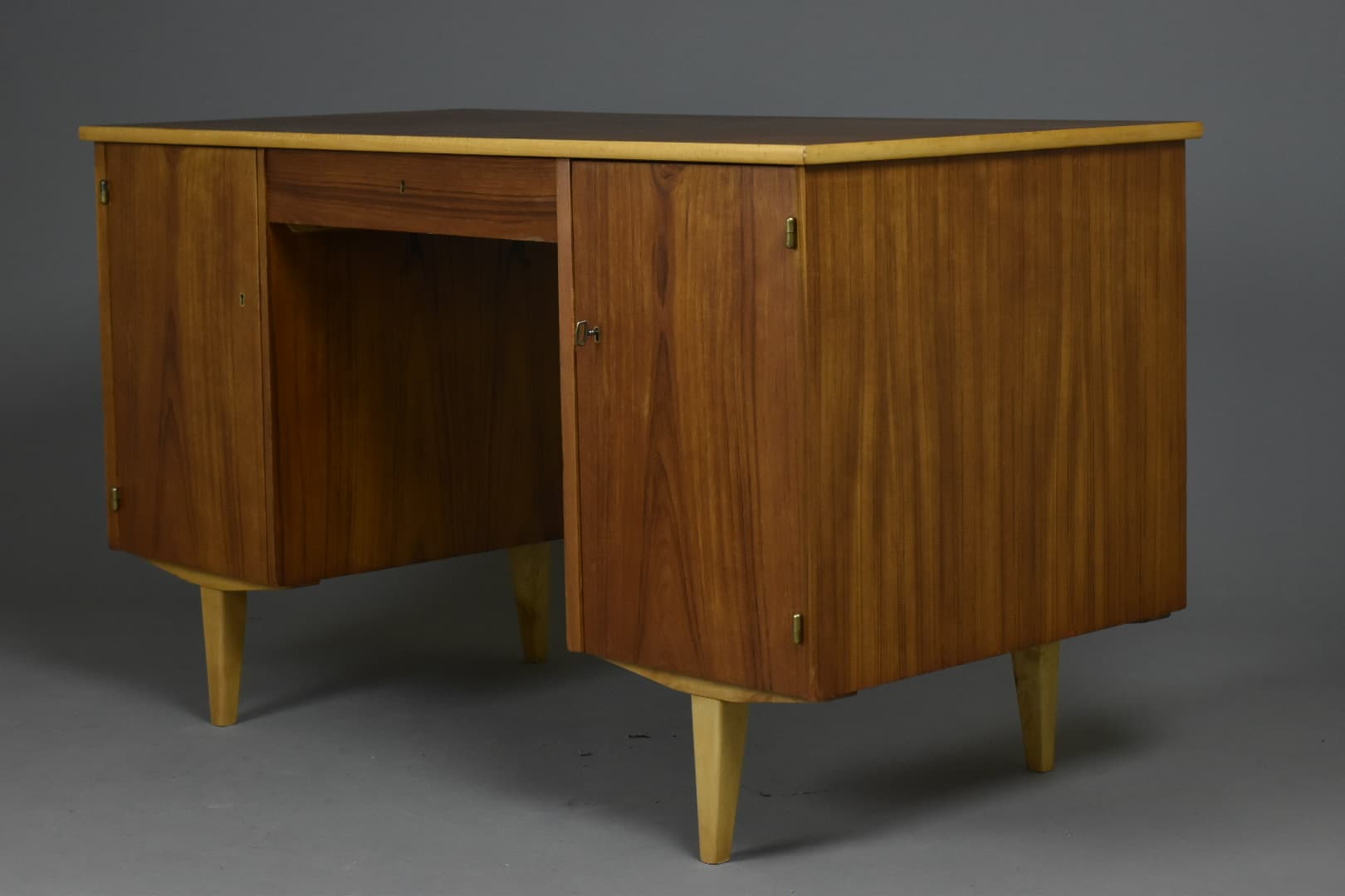 Biurko dwustronne, orzech brązowy, Bodafors, Szwecja, lata 50. - 91535