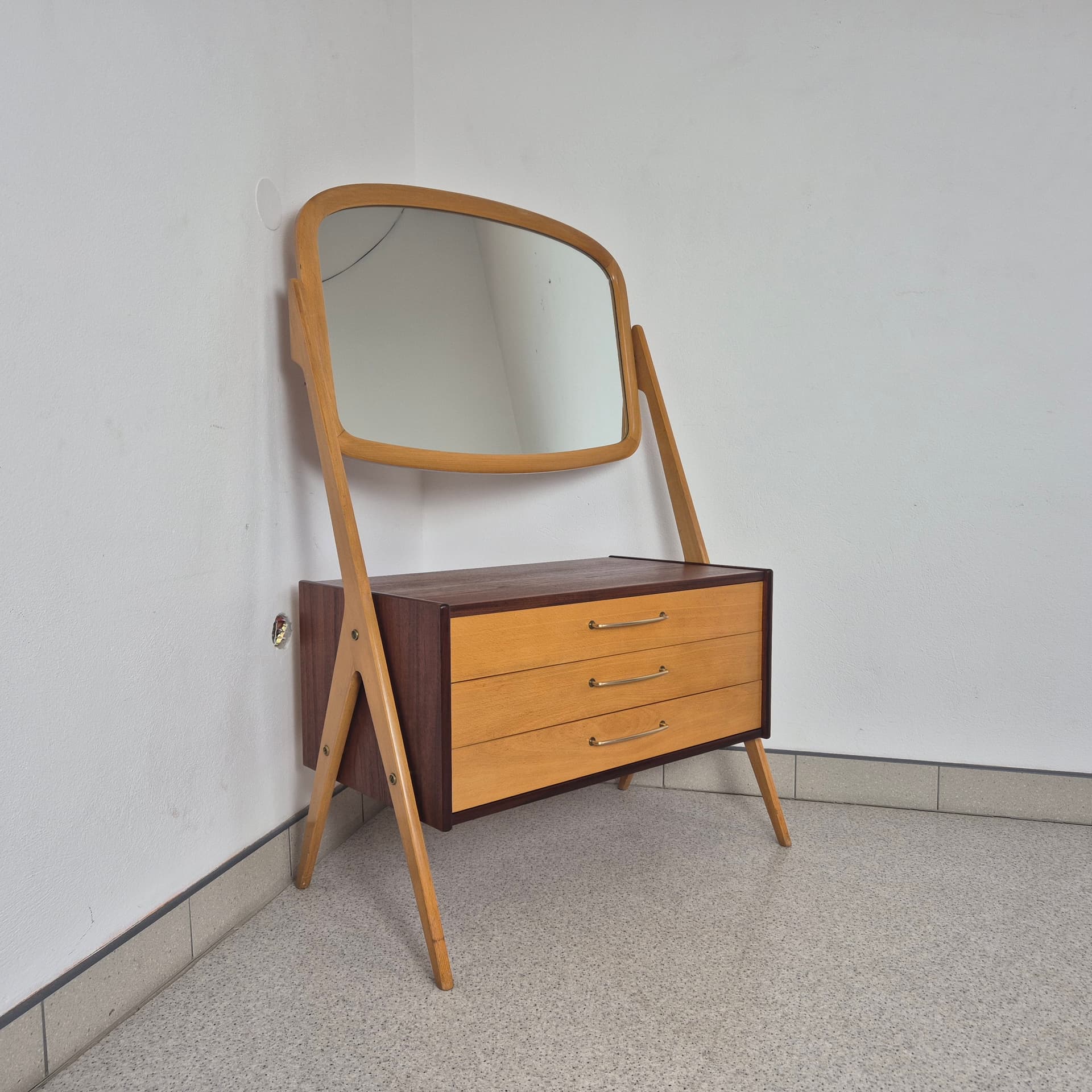 Designerska toaletka firmy Orsta Bruk, Dania lata 60 - 92489