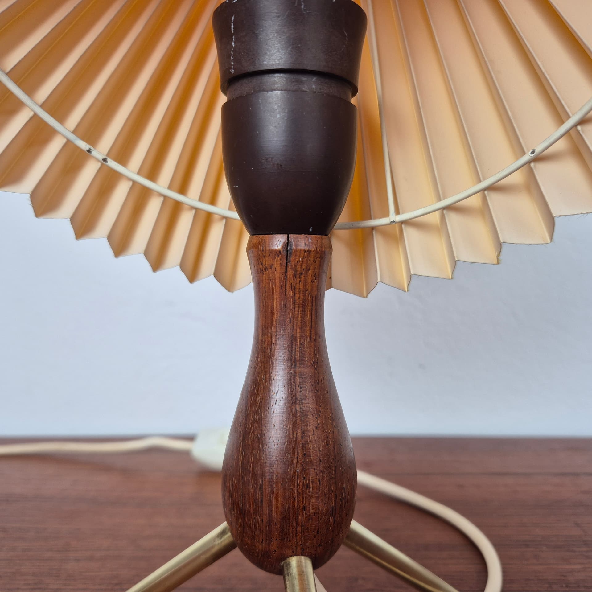 Tekowa lampka z plisowanym abażurem, Dania lata 60 - 92580