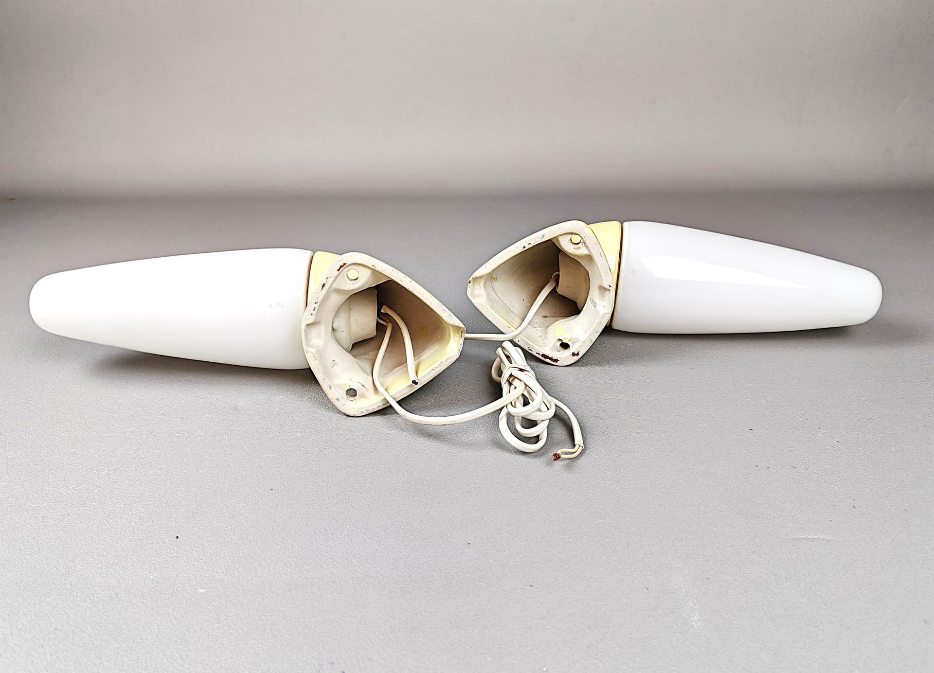 Para kinkietów, żółty, proj. S. Bernadotte, Szwecja, lata 50. - 92589