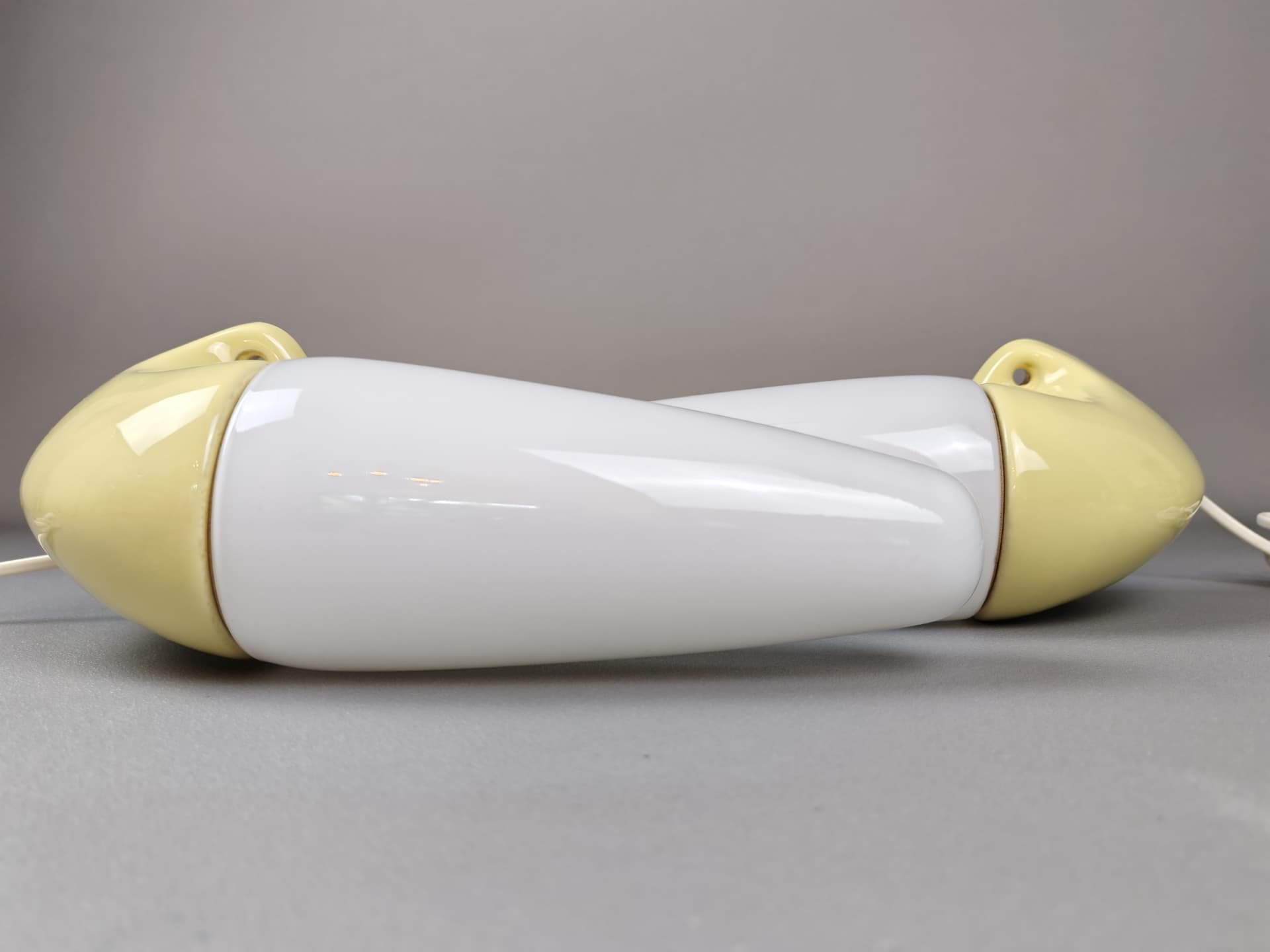 Para kinkietów, żółty, proj. S. Bernadotte, Szwecja, lata 50. - 92590