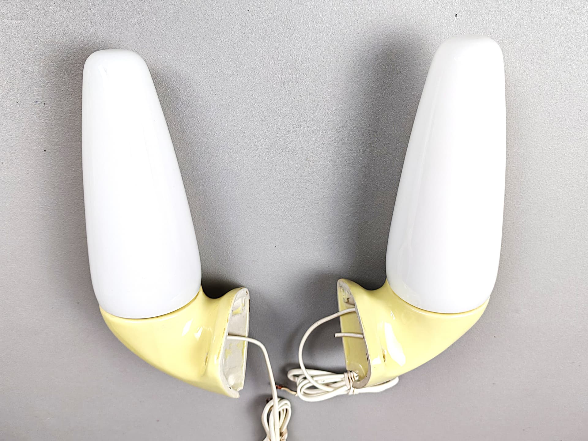 Para kinkietów, żółty, proj. S. Bernadotte, Szwecja, lata 50. - 92588