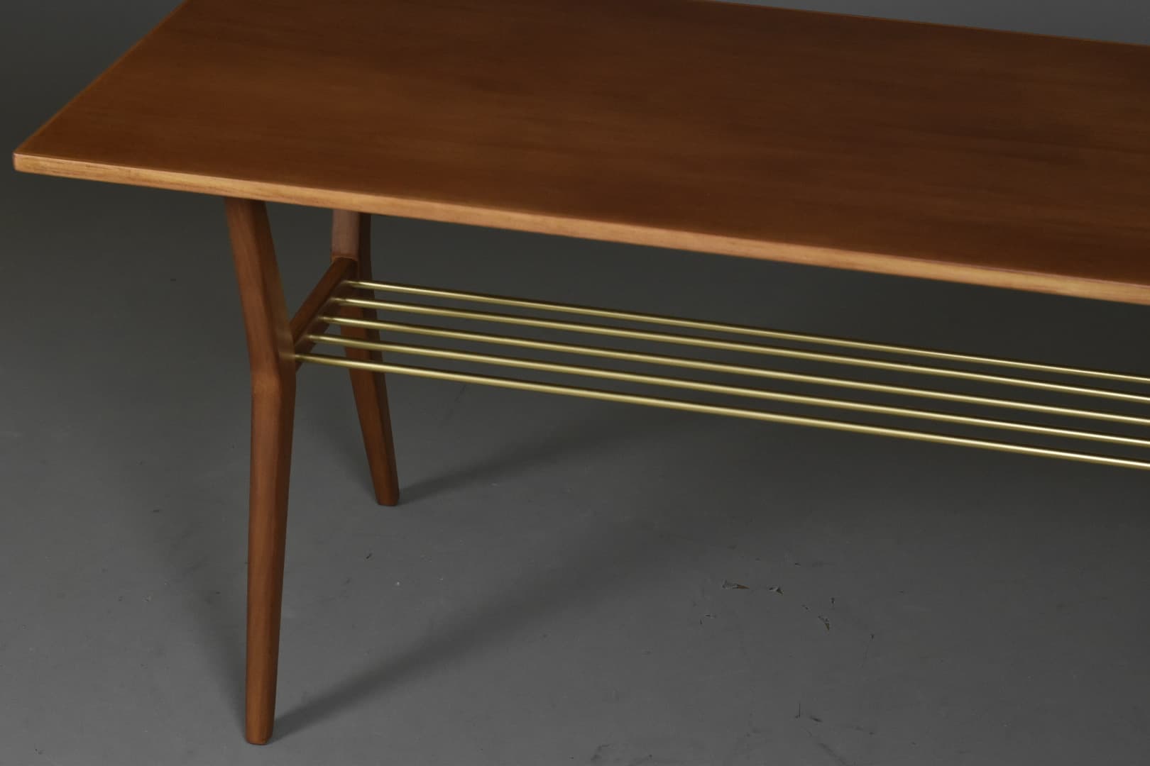 Stolik kawowy Rockabilly, mahoń ciemny, mosiądz, lata 60. - 93789