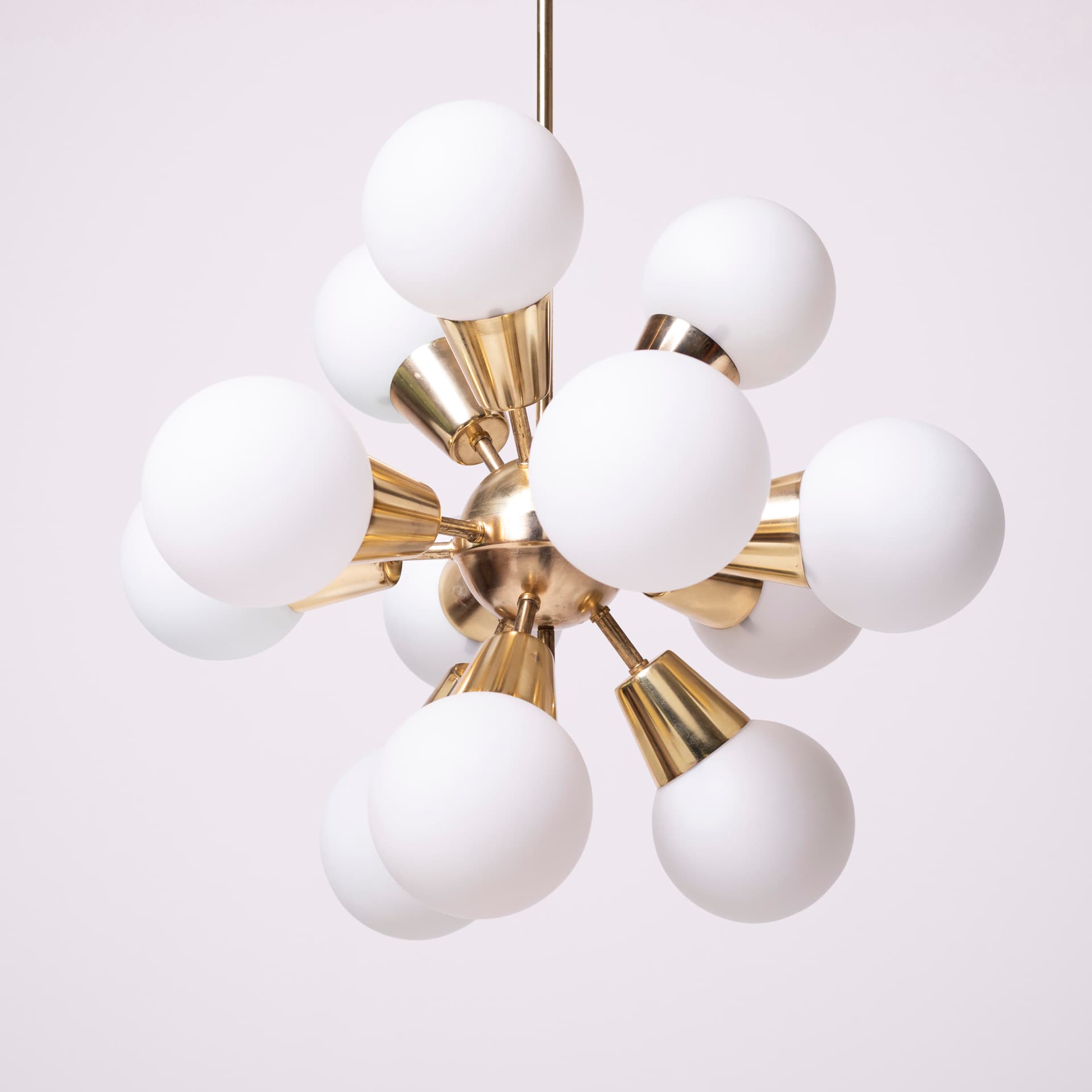 Żyrandol Sputnik, mosiądz złoty, szkło białe, proj. J. Bejvl, Kamenický Šenov, Czechosłowacja, lata 70. - 93920