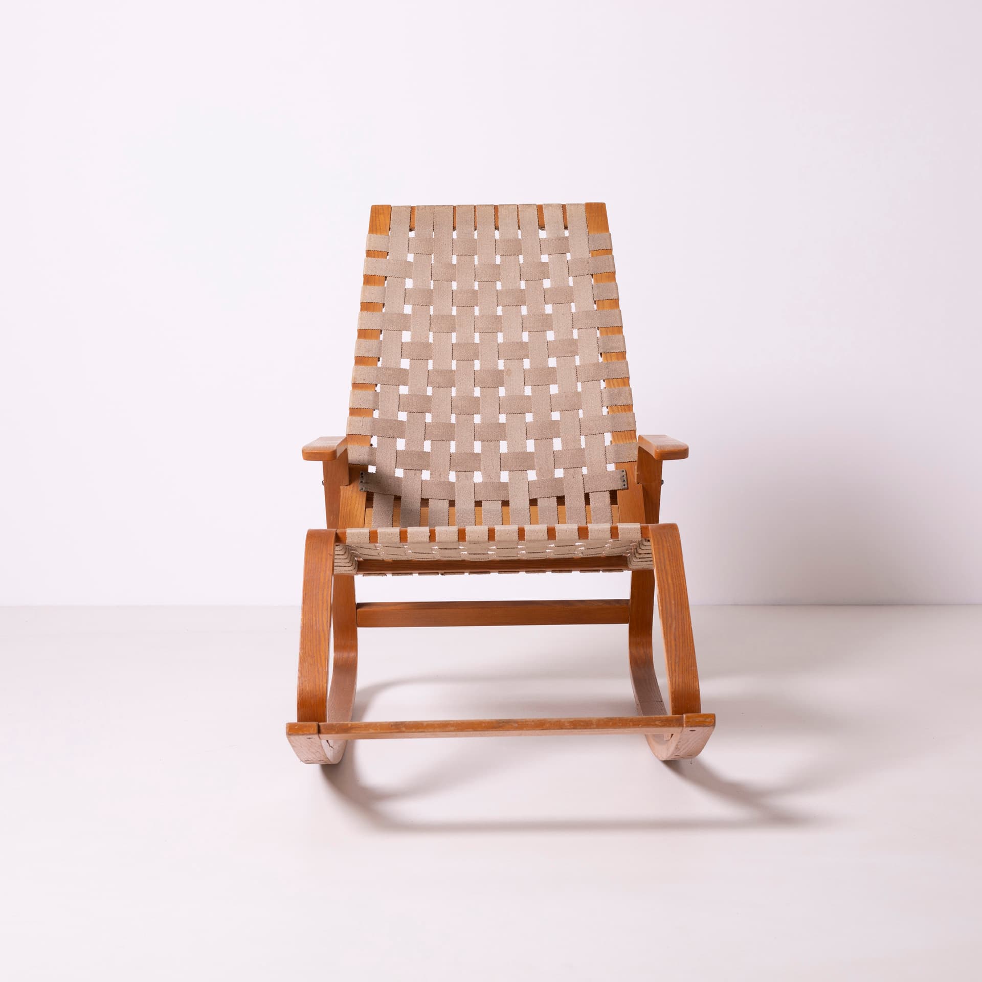 Fotel bujany, jesion beżowy, proj. L. Volák, Dřevopodnik Holešov, Czechosłowacja, lata 60. - 95426