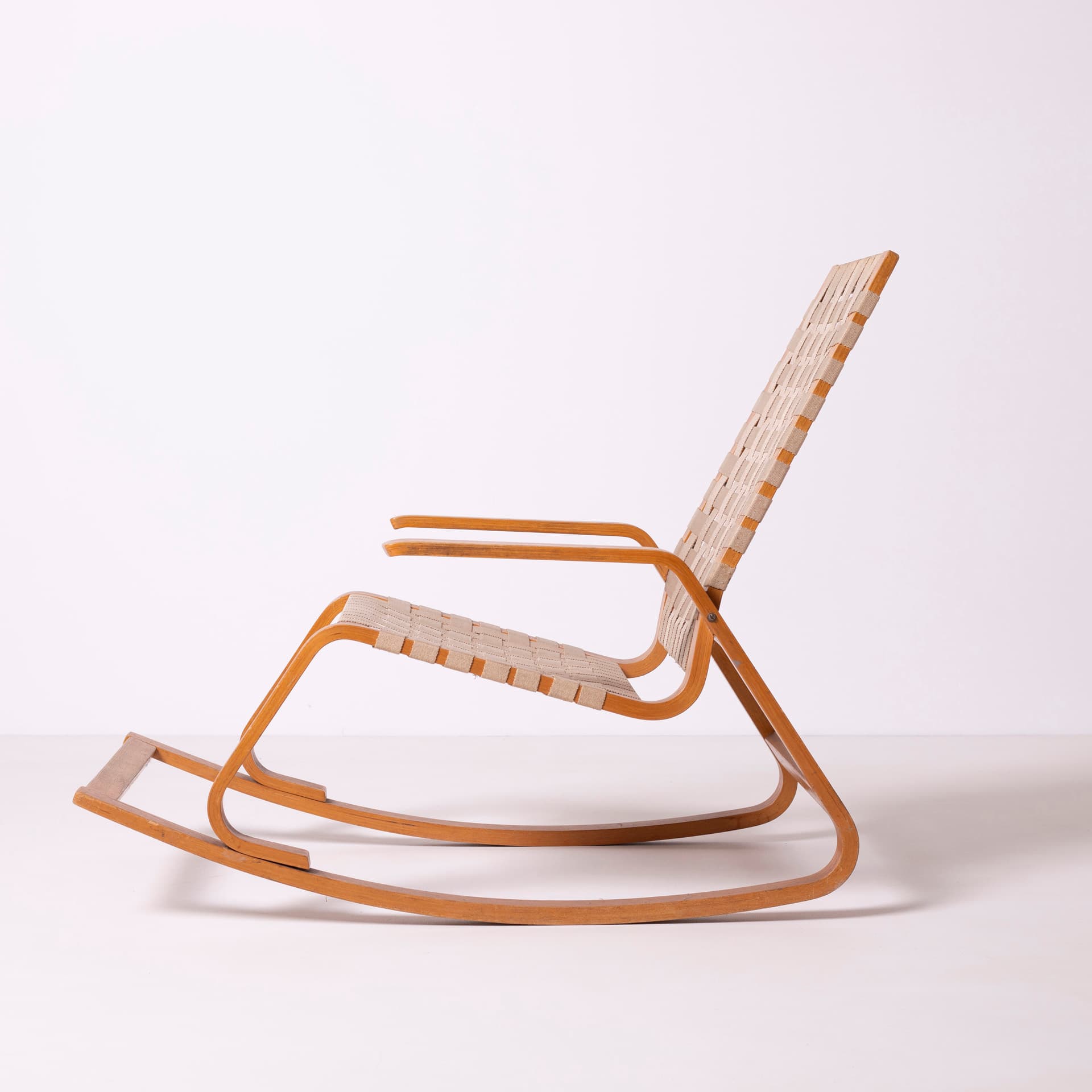 Fotel bujany, jesion beżowy, proj. L. Volák, Dřevopodnik Holešov, Czechosłowacja, lata 60. - 95422