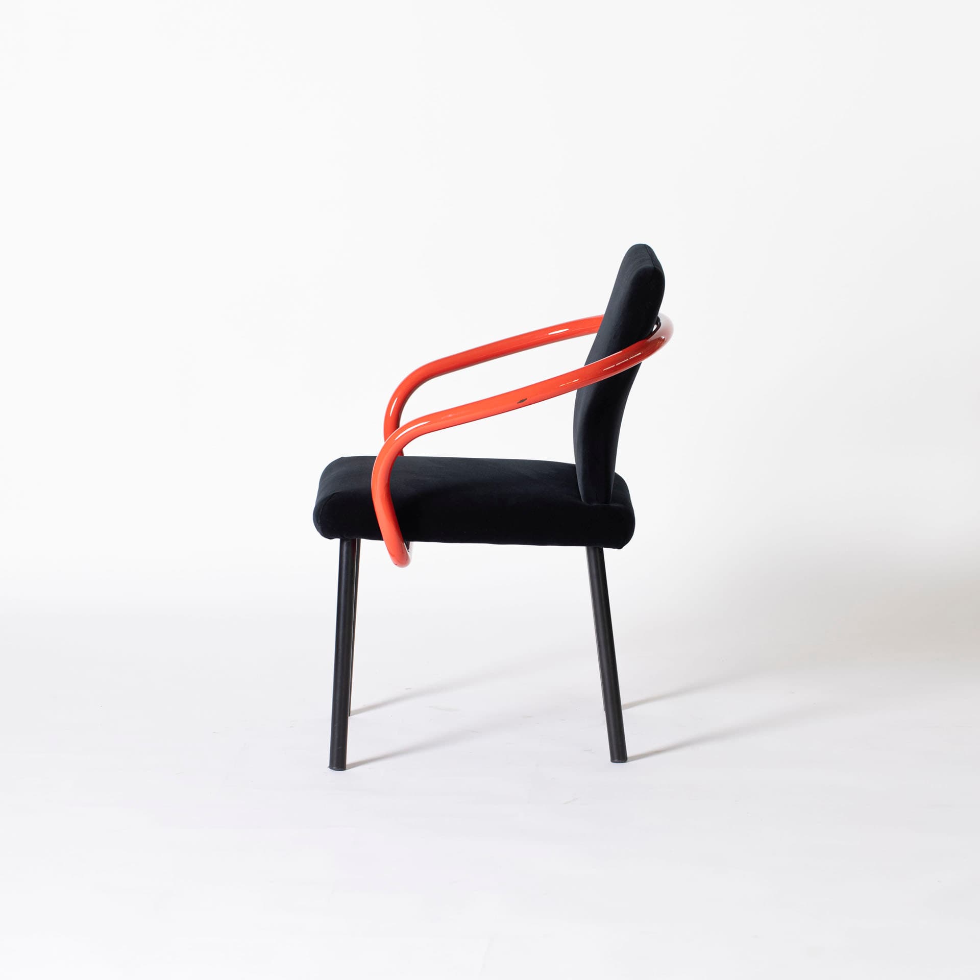 Fotel Mandarin, velvet czarny, stal czerwona, proj. E. Sottsass, Knoll, Włochy, lata 90. - 95439