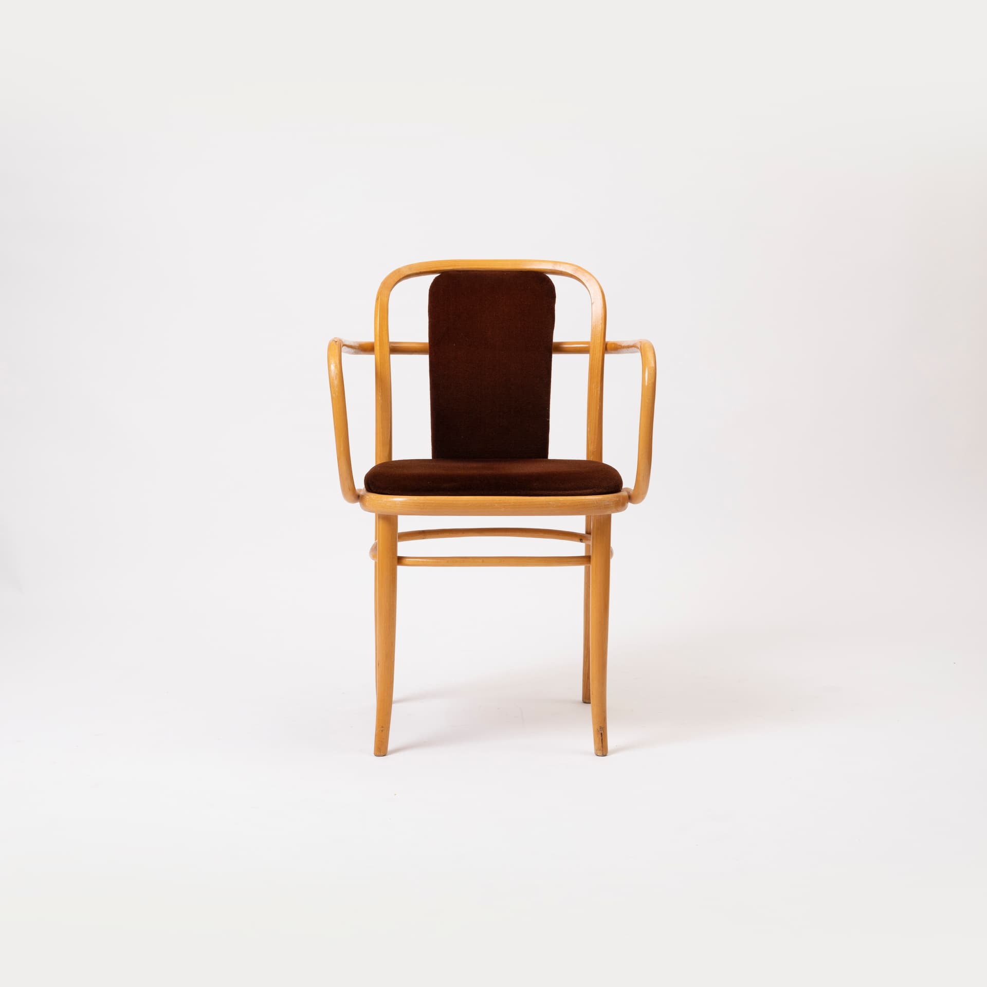 Komplet czterech foteli 811, velvet brązowy ciemny, buk, insp. proj. J. Hoffmann, TON, Czechosłowacja, lata 60. - 95458