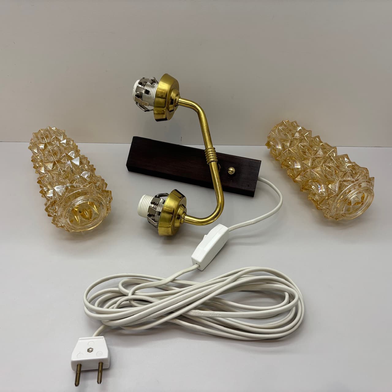 Kinkiet, teak ciemny, szkło bursztynowe, Dania, lata 70. - 95792