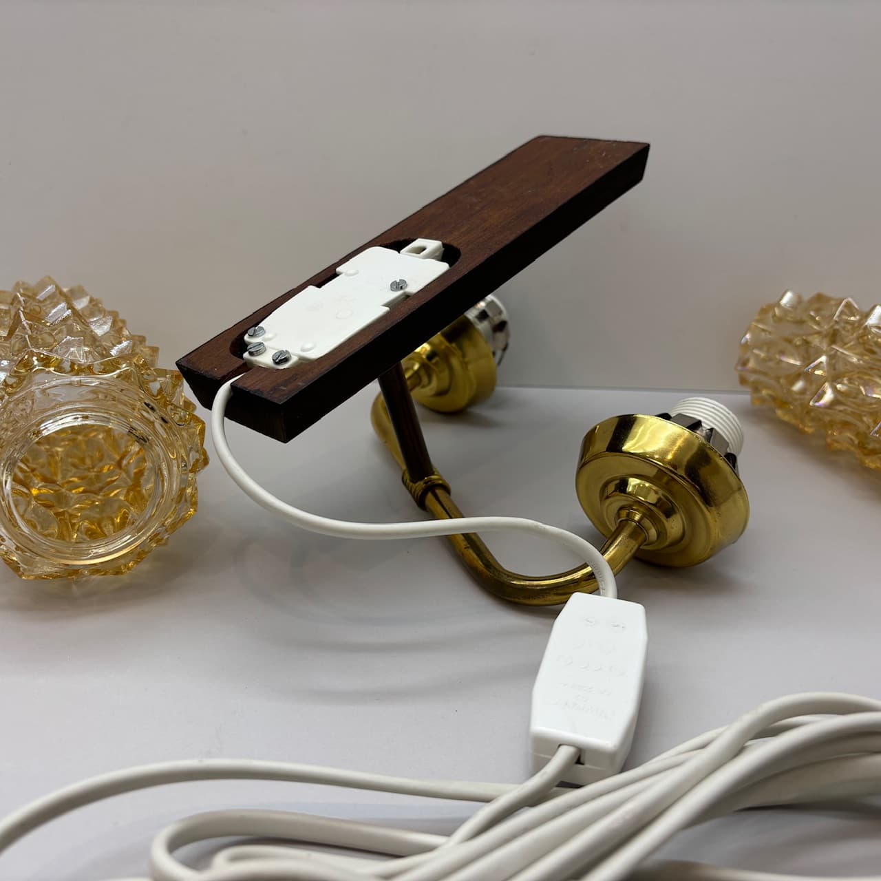 Kinkiet, teak ciemny, szkło bursztynowe, Dania, lata 70. - 95793