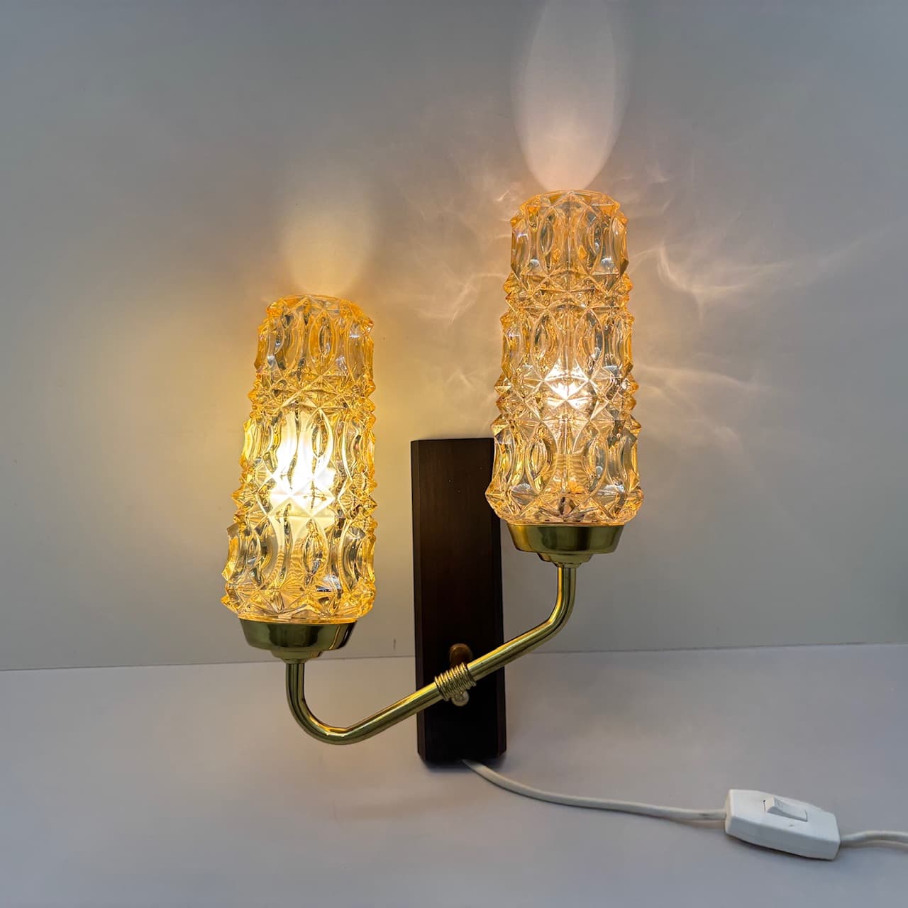 Kinkiet, teak ciemny, szkło bursztynowe, Dania, lata 70. - 95783