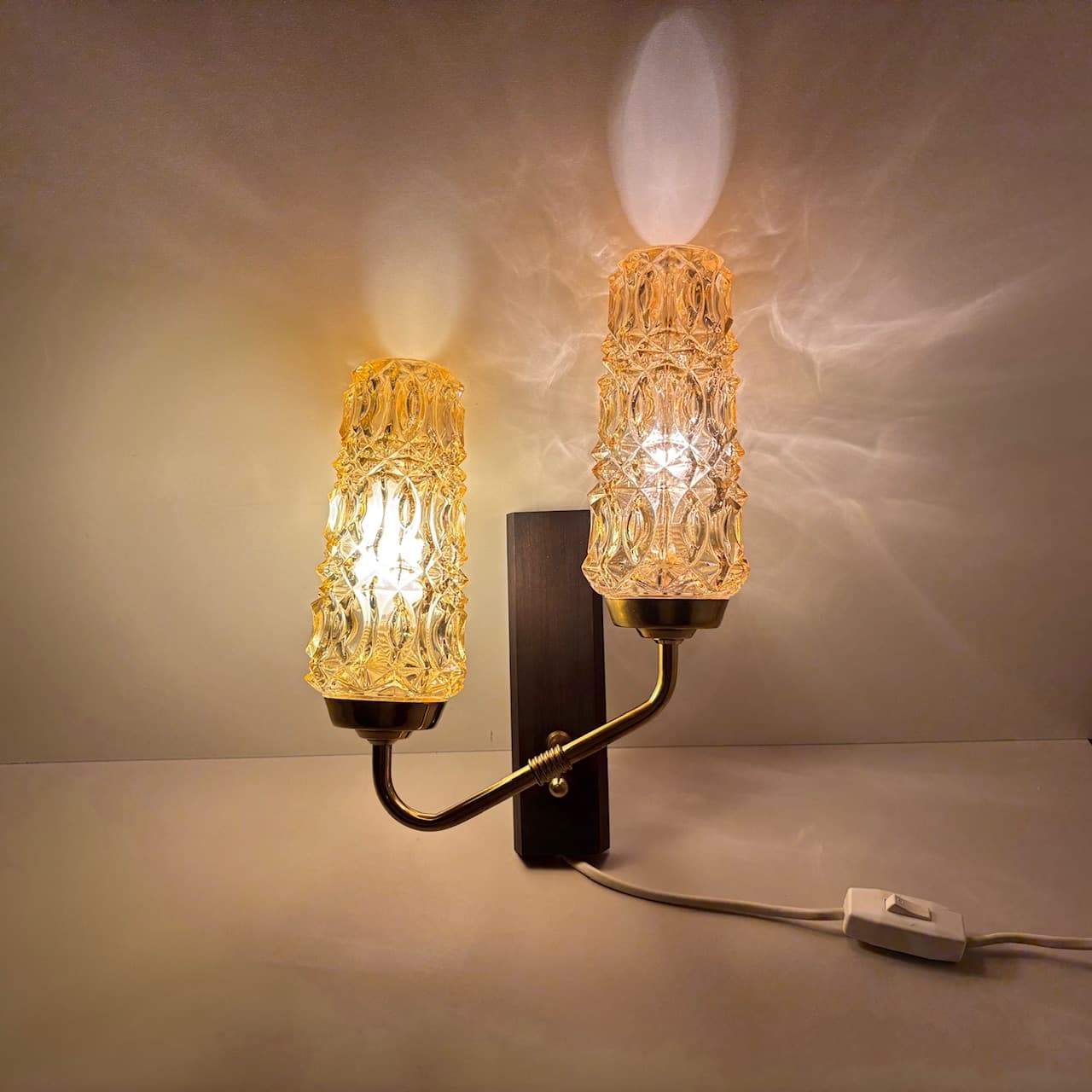 Kinkiet, teak ciemny, szkło bursztynowe, Dania, lata 70. - 95781