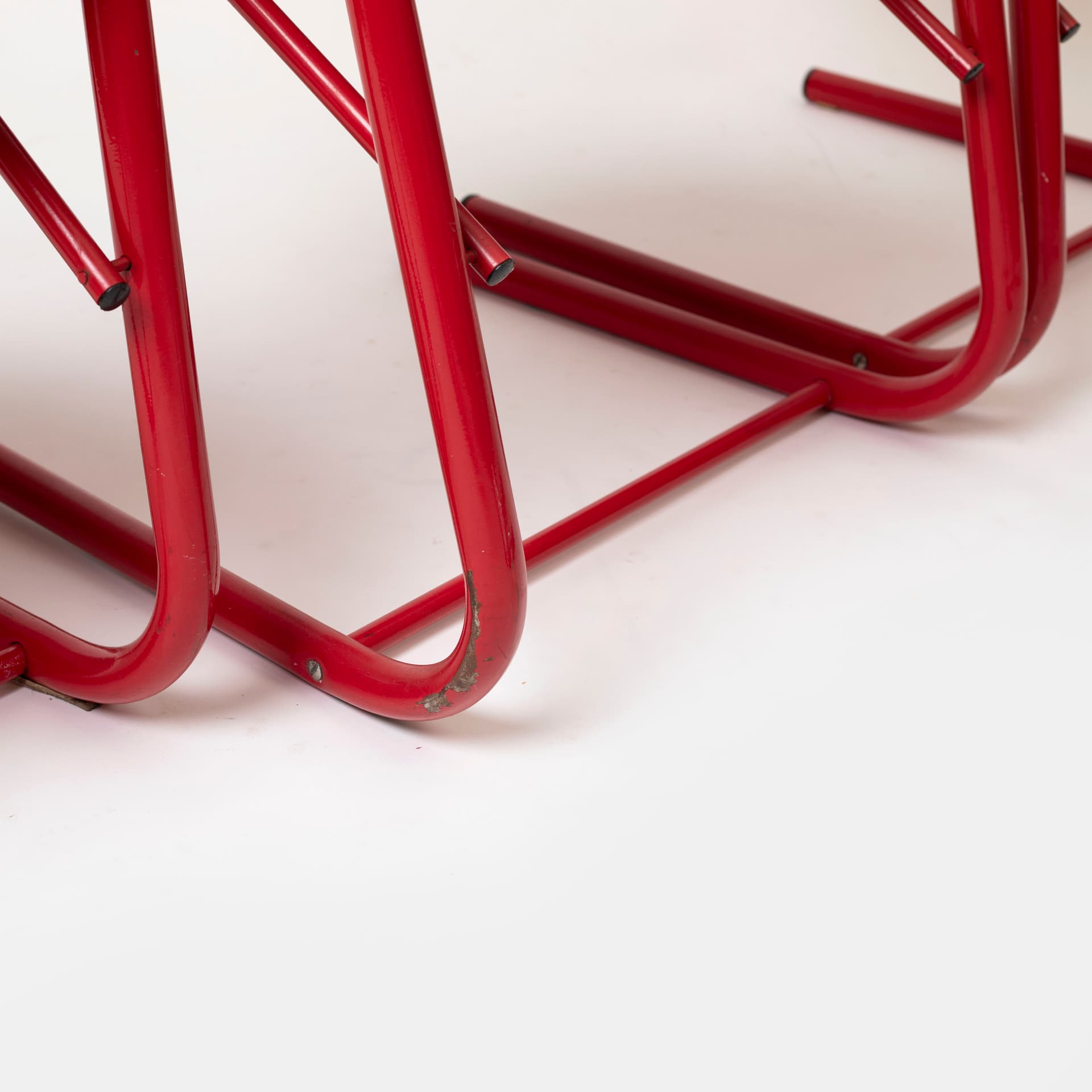 Komplet czterech krzeseł postmodernistycznych, metal czerwony, sztuczna skóra czerwona, Kodreta Myjava, Słowacja, lata 80. - 96139