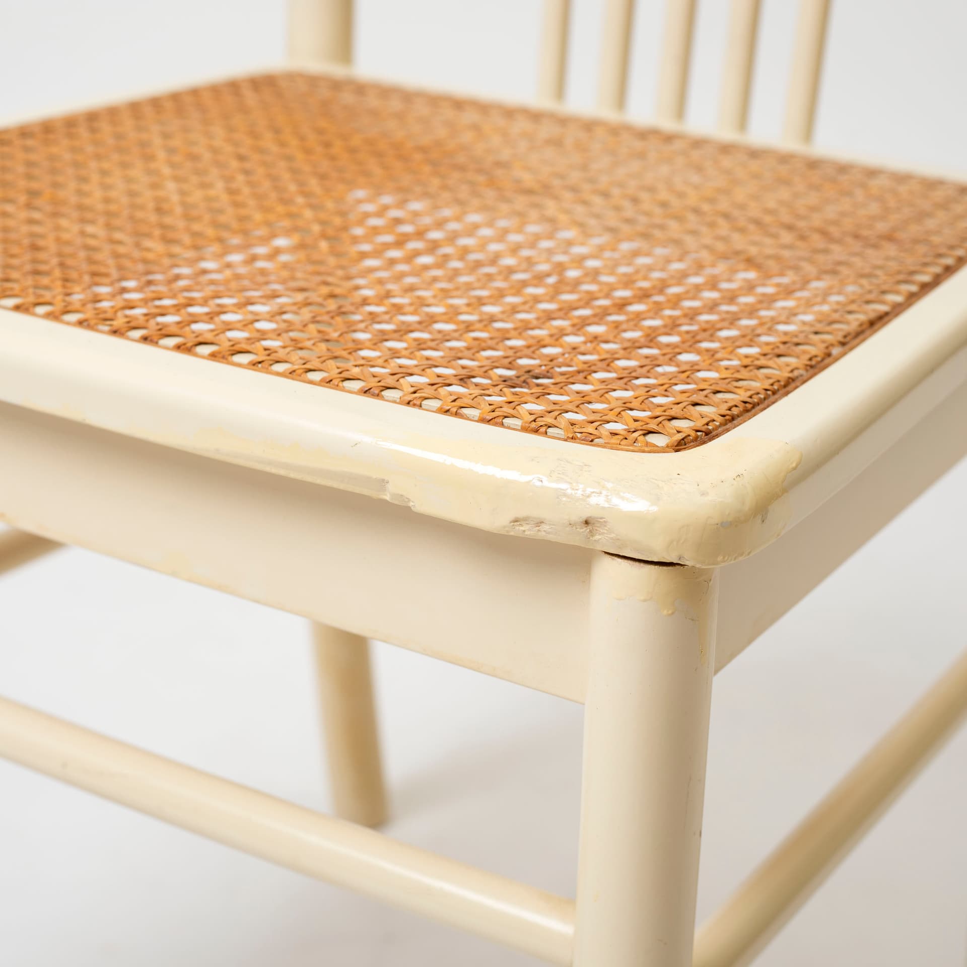 Komplet dwóch krzeseł, postmodernizm, drewno ivory white, rattan, Włochy, lata 80. - 96148