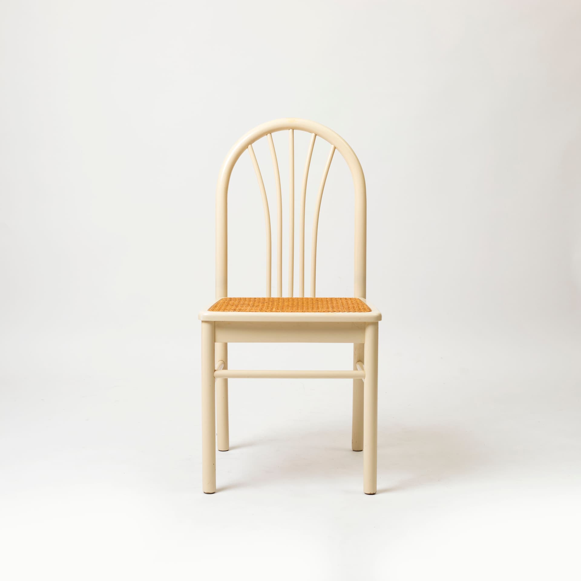 Komplet dwóch krzeseł, postmodernizm, drewno ivory white, rattan, Włochy, lata 80. - 96143