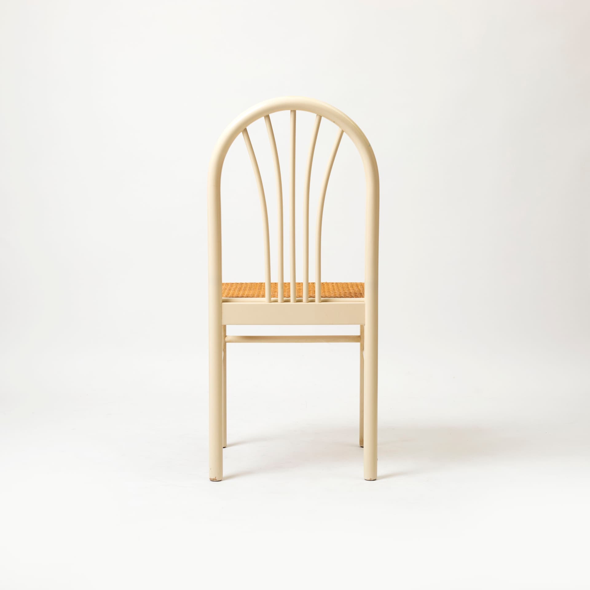 Komplet dwóch krzeseł, postmodernizm, drewno ivory white, rattan, Włochy, lata 80. - 96147