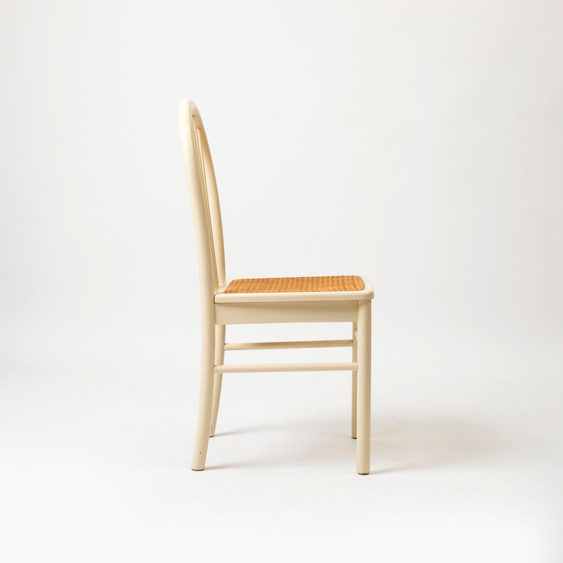 Komplet dwóch krzeseł, postmodernizm, drewno ivory white, rattan, Włochy, lata 80. - 96145