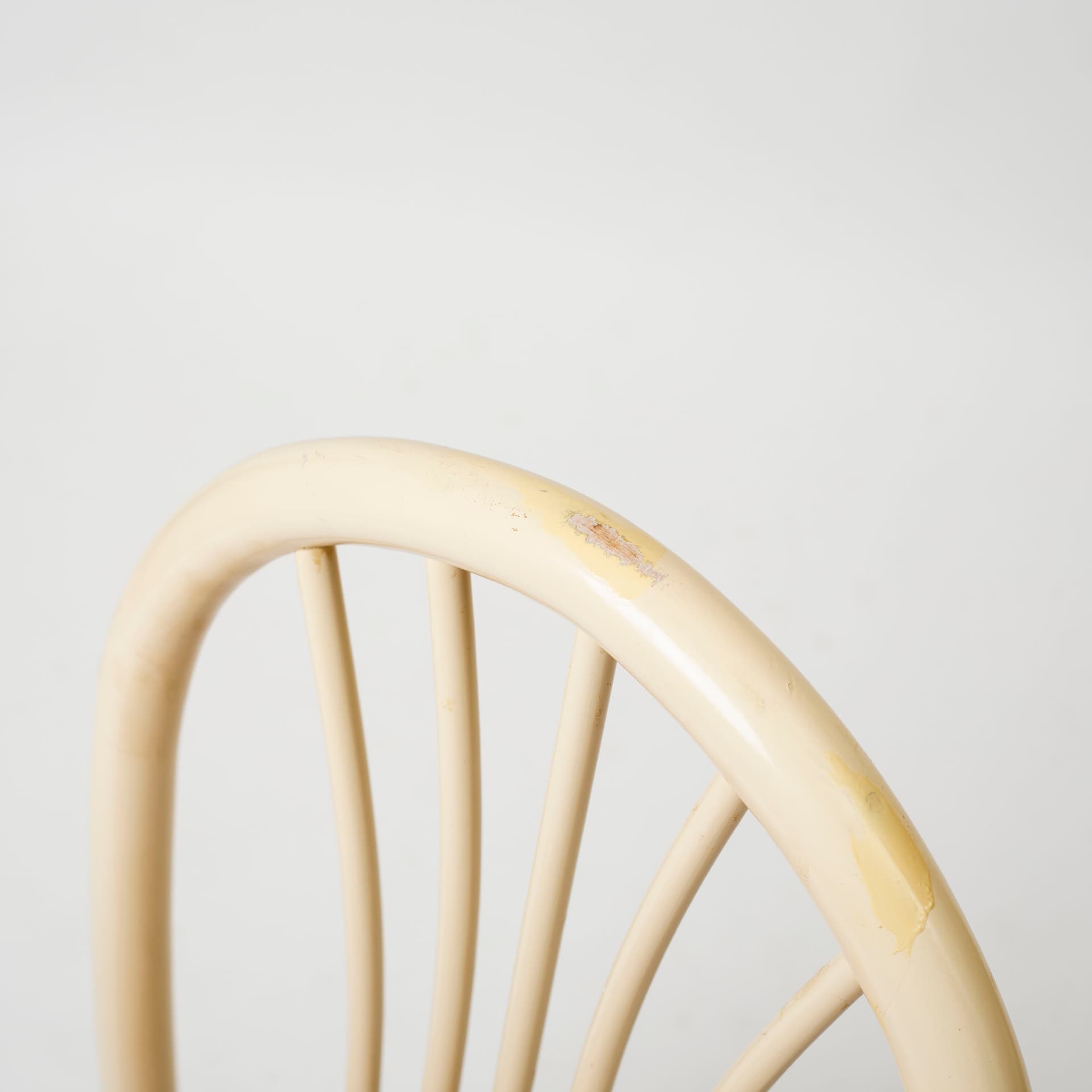 Komplet dwóch krzeseł, postmodernizm, drewno ivory white, rattan, Włochy, lata 80. - 96149