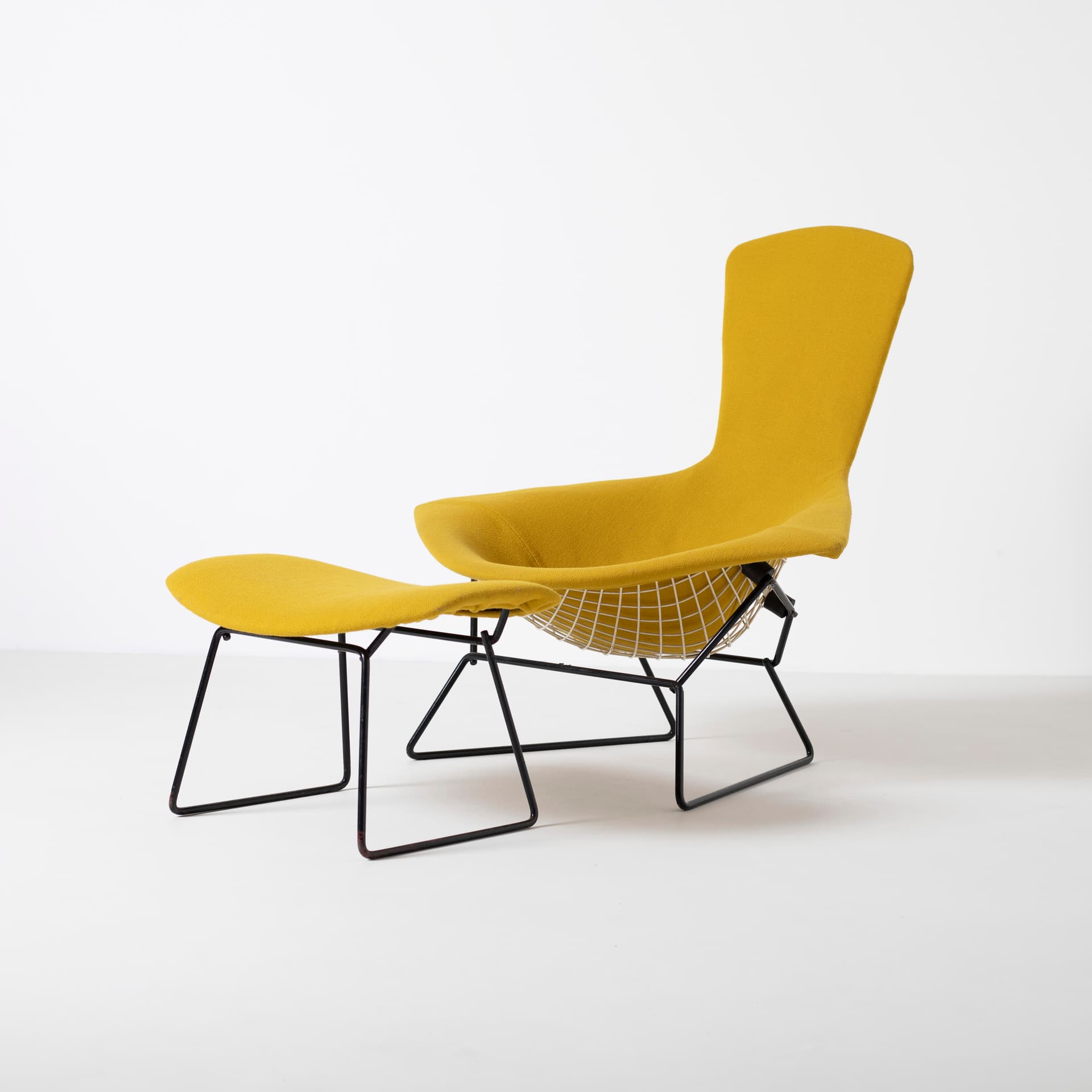 Fotel z podnóżkiem Bird, wełna musztardowa, metal czarny, proj. H. Bertoia, Knoll, USA, lata 60. - 96527