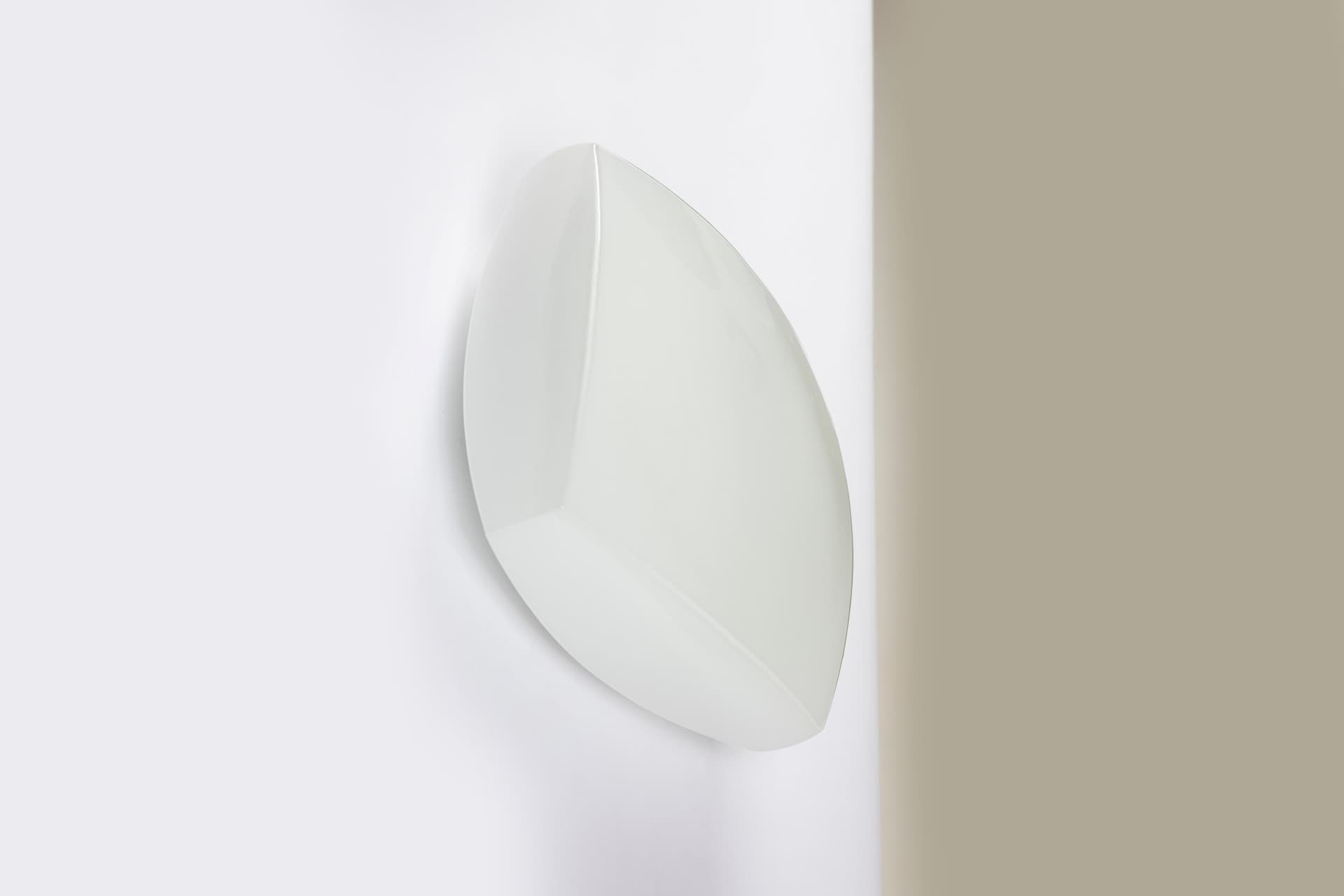 Kinkiet, mlecznobiały, szkło, Osvetlovaci Sklo Valasske Mezirici, Czechosłowacja, lata 60. - 97213